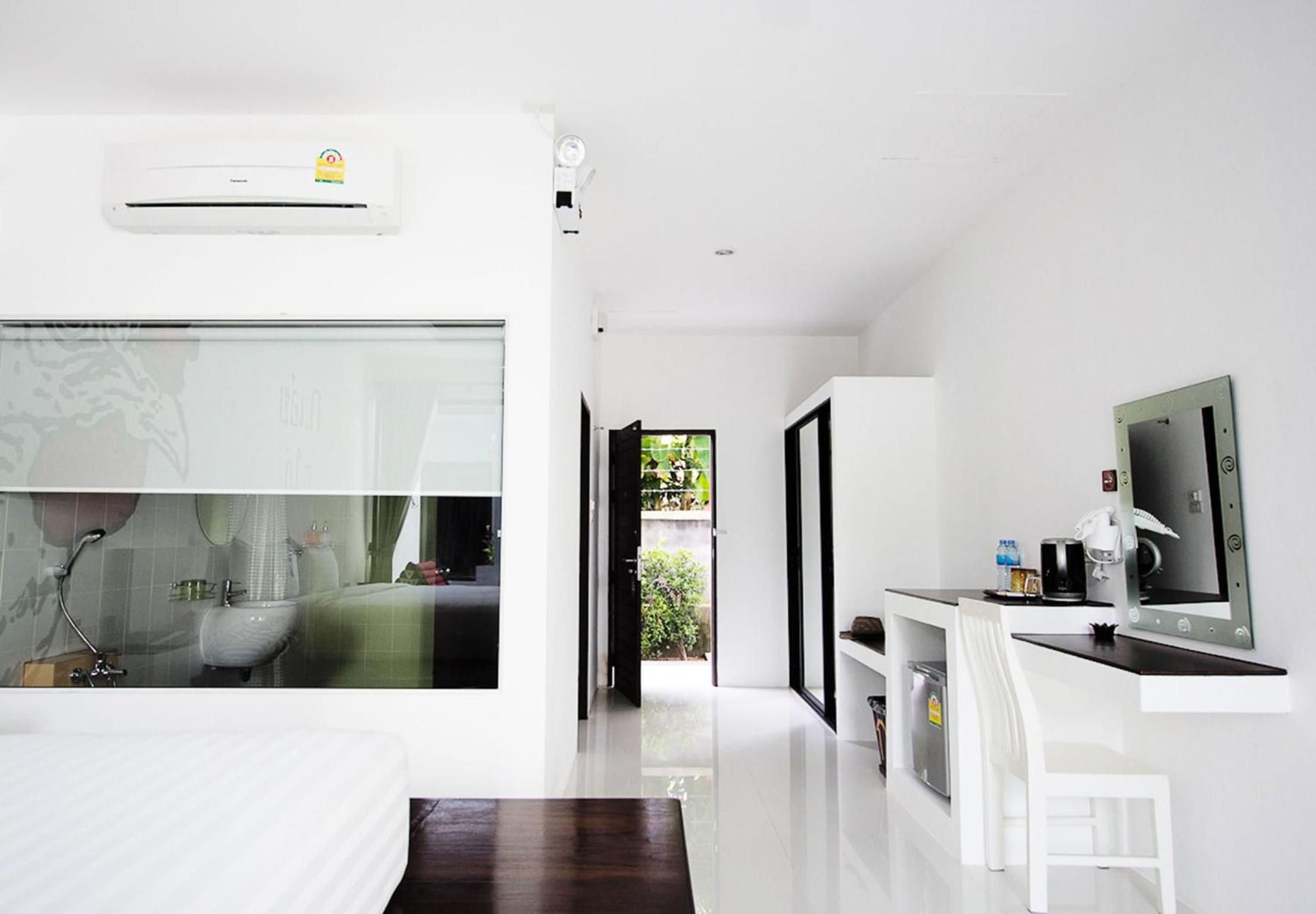 Deluxe Room With Pool Access photo 3