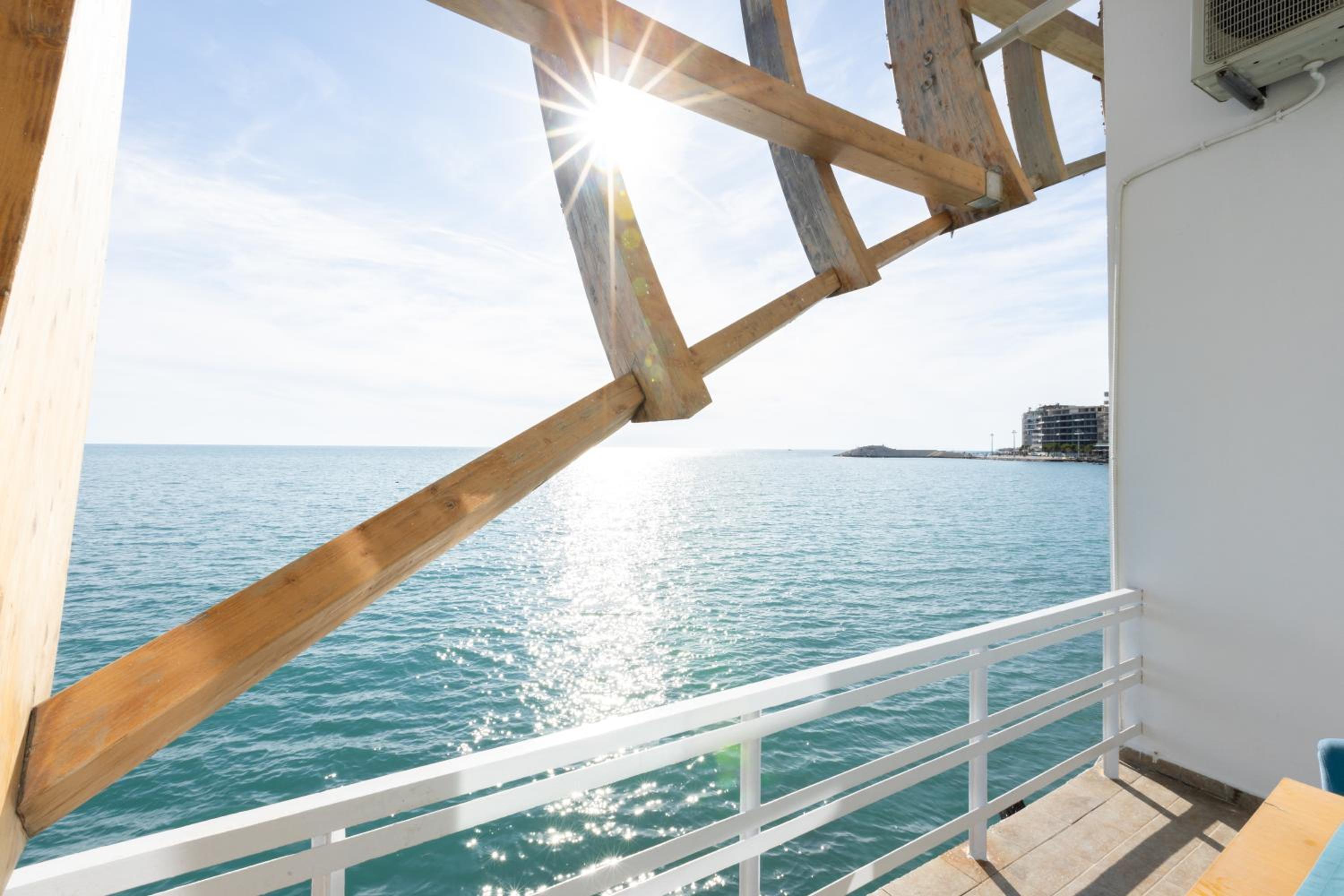 Deluxe Double Room with Balcony and Sea View photo 3