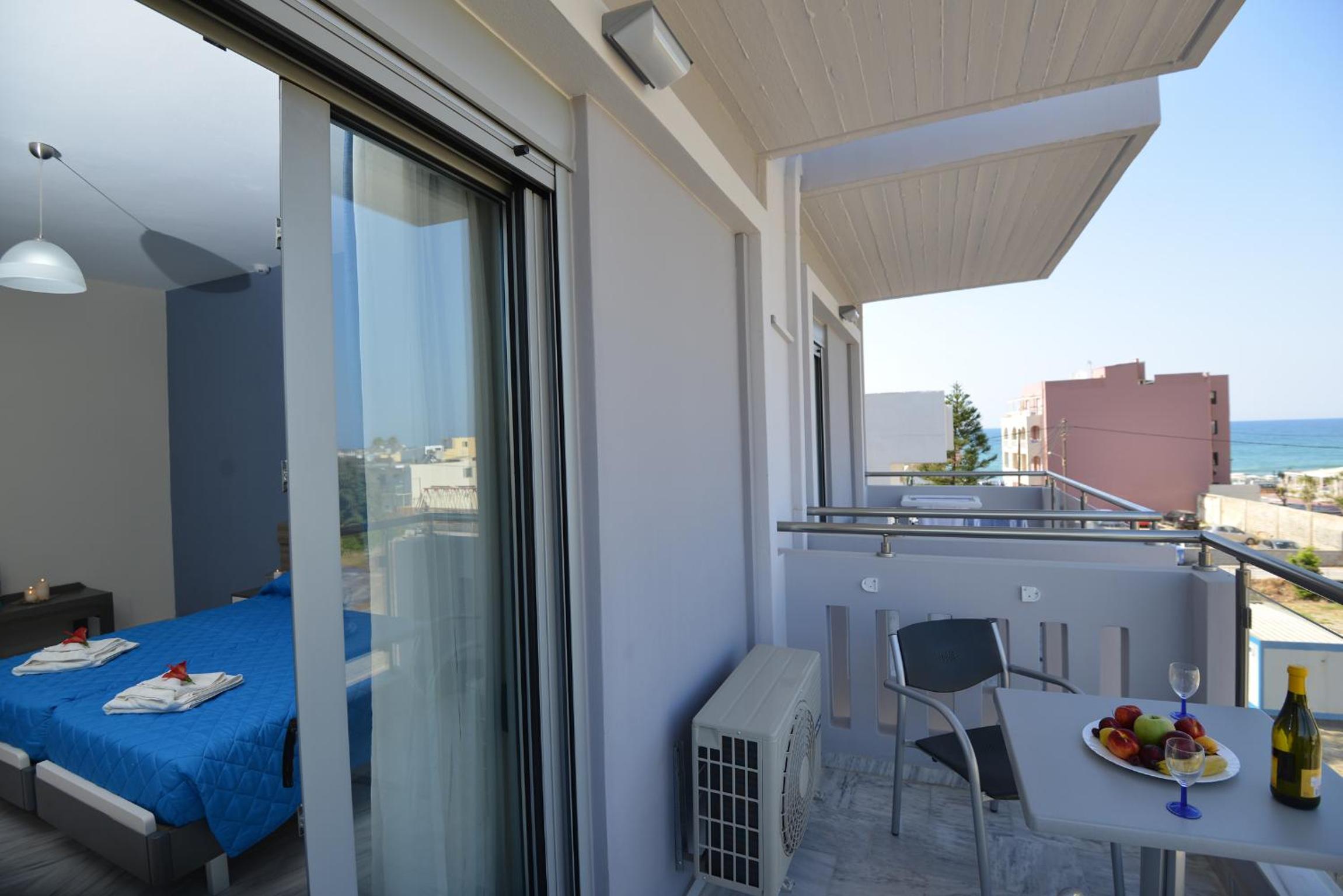 Triple Studio With Side Sea View photo 2