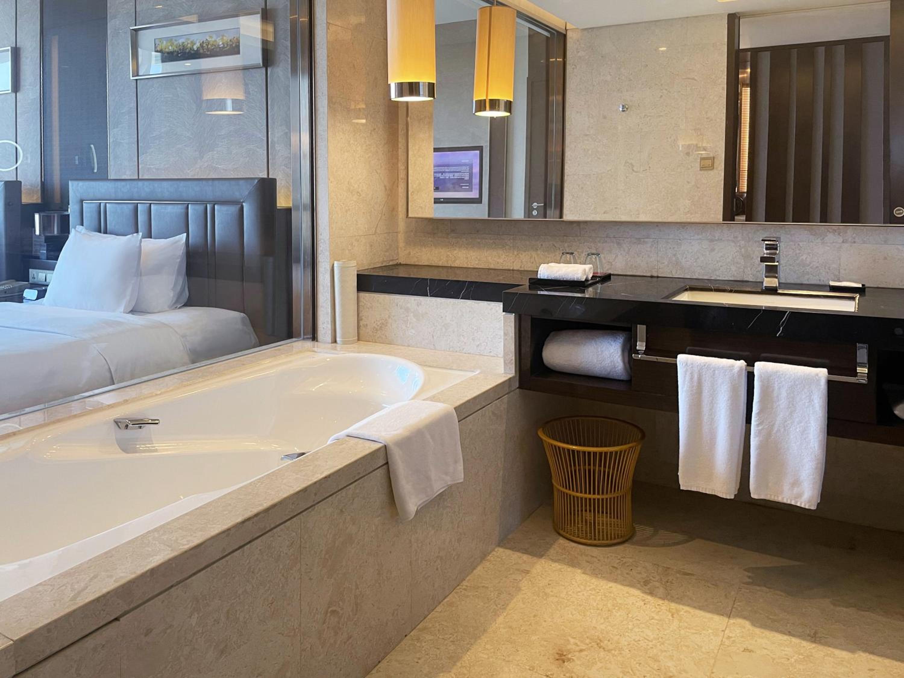 Premium Double Room with Two Double Beds and Lake View/Lounge Access photo 1