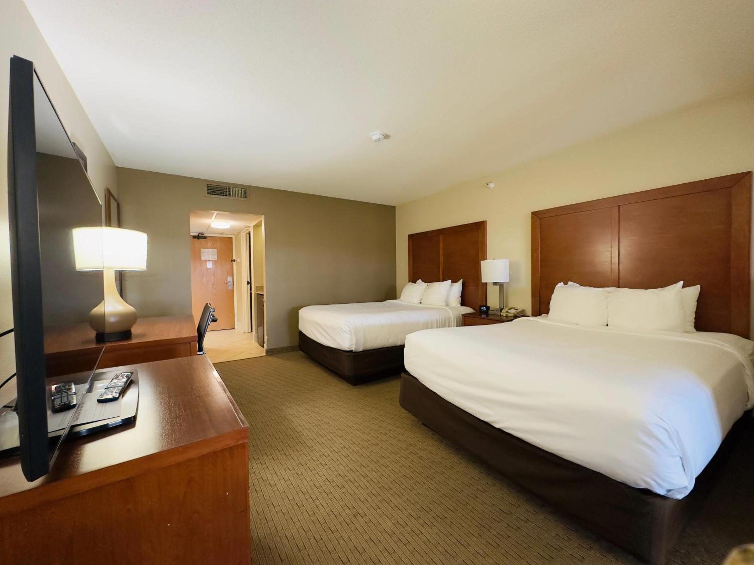 Queen Suite with Two Queen Beds - Accessible/Non-Smoking - Photo 6