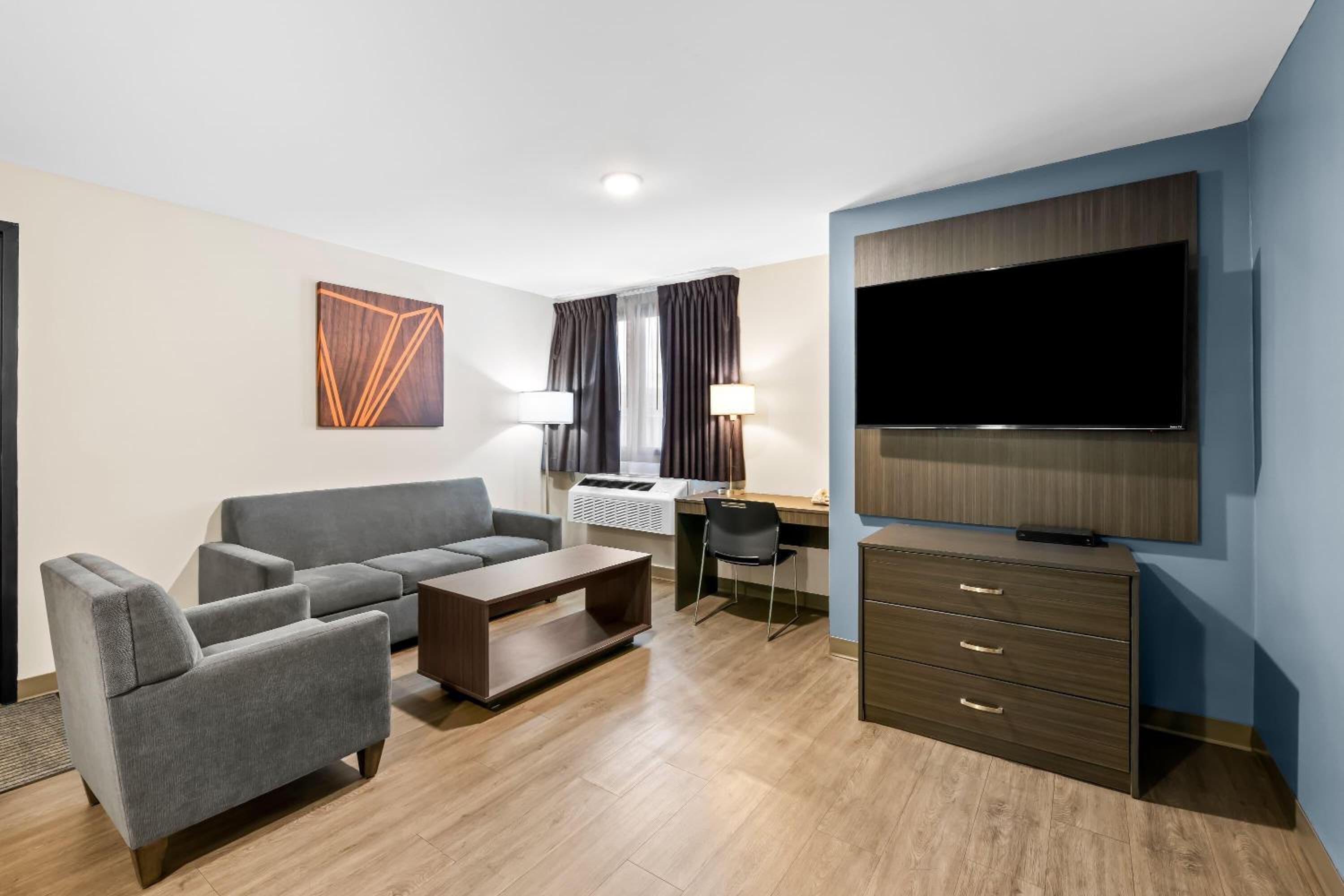 Suoerior Queen Room with Sofa Bed - No Pets/Non-Smoking photo 1