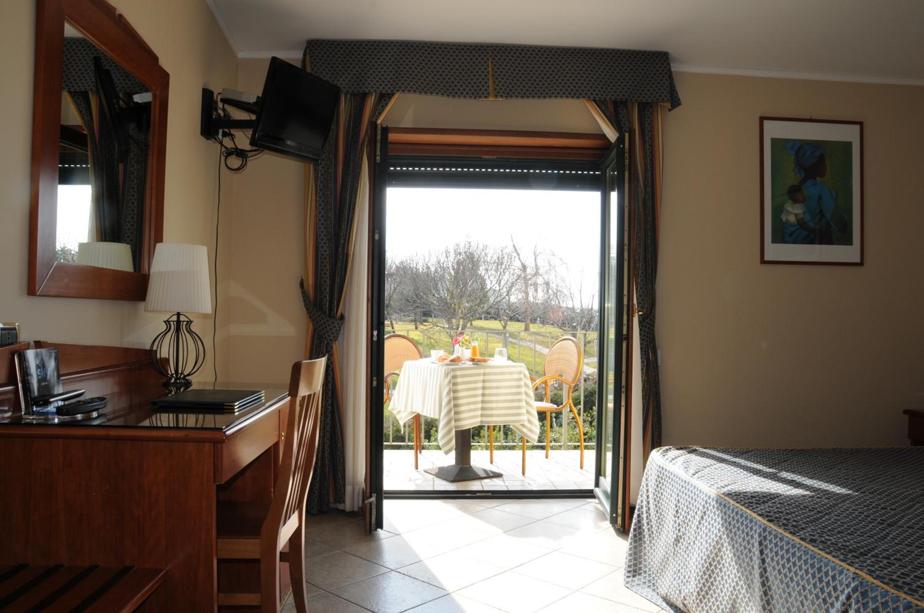 Double or Twin Room - Photo 10