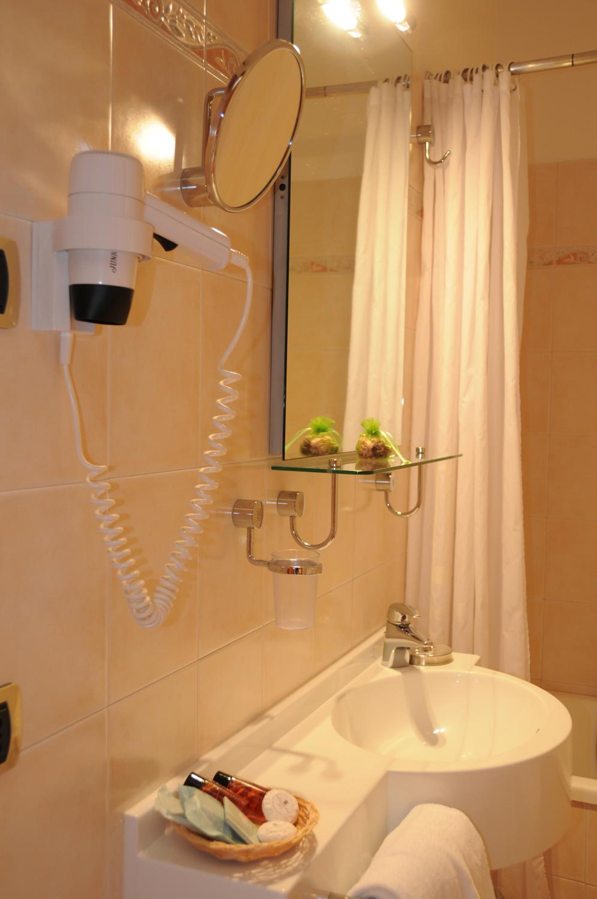 Double or Twin Room - Photo 8