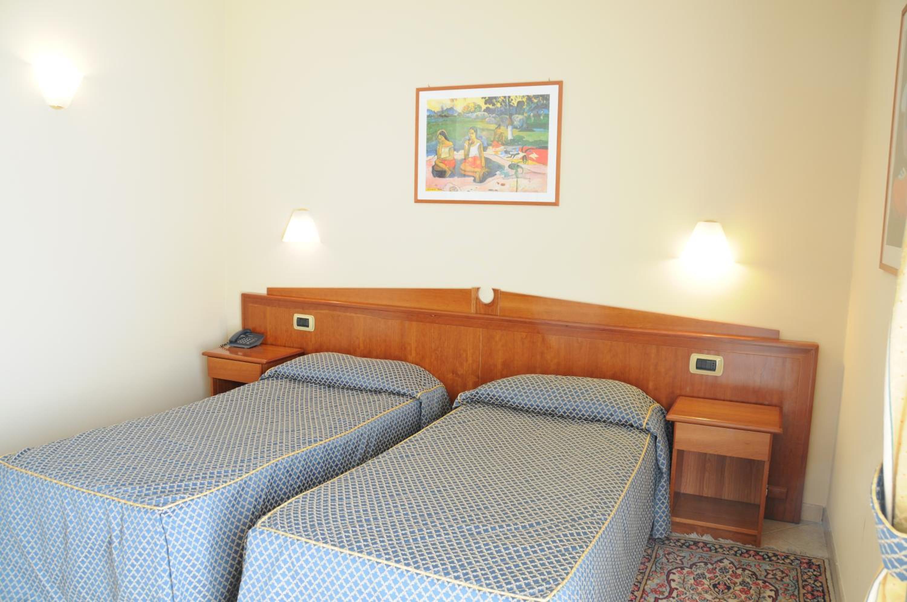 Double or Twin Room - Photo 9