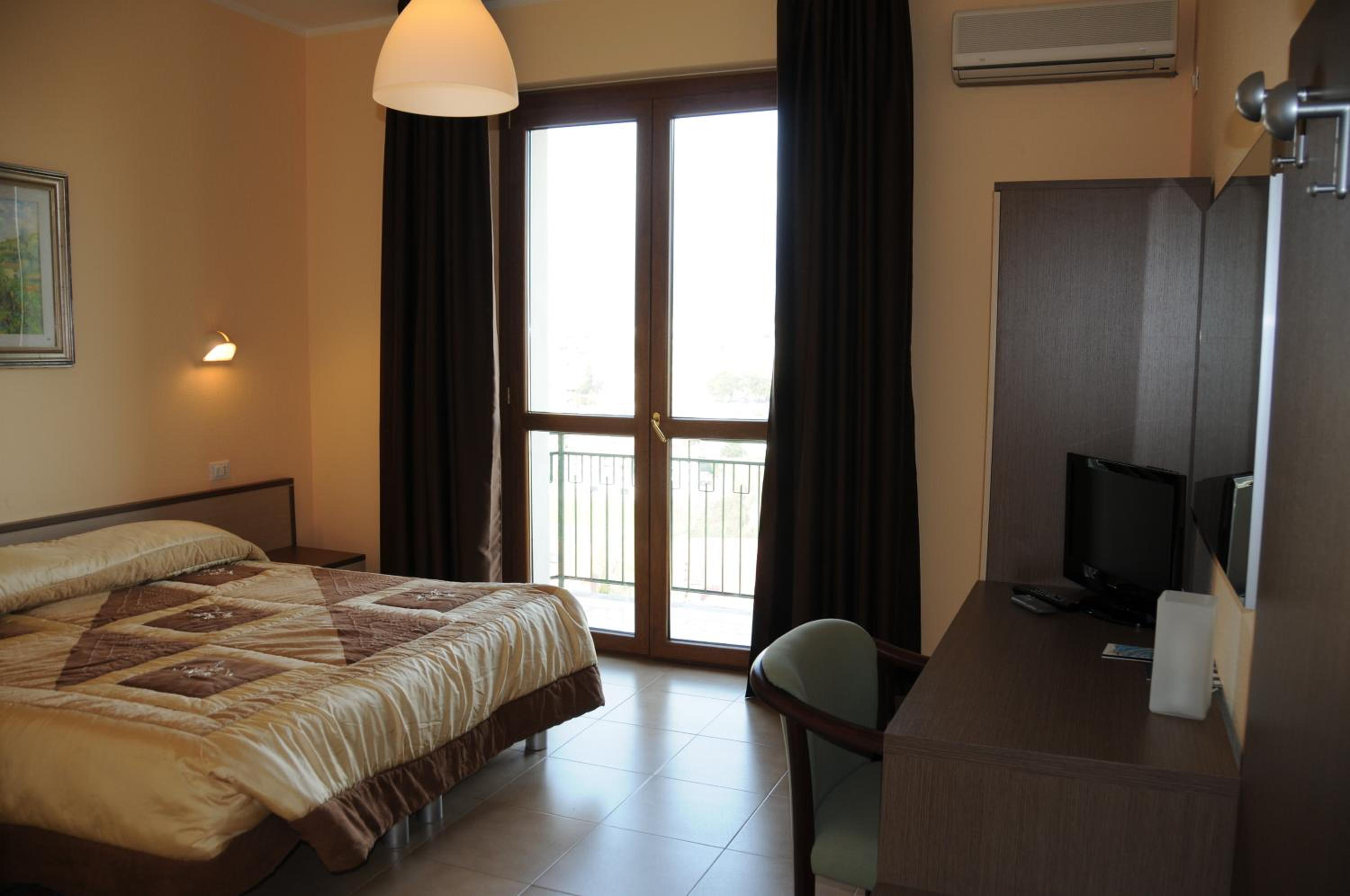 Double or Twin Room - Photo 7