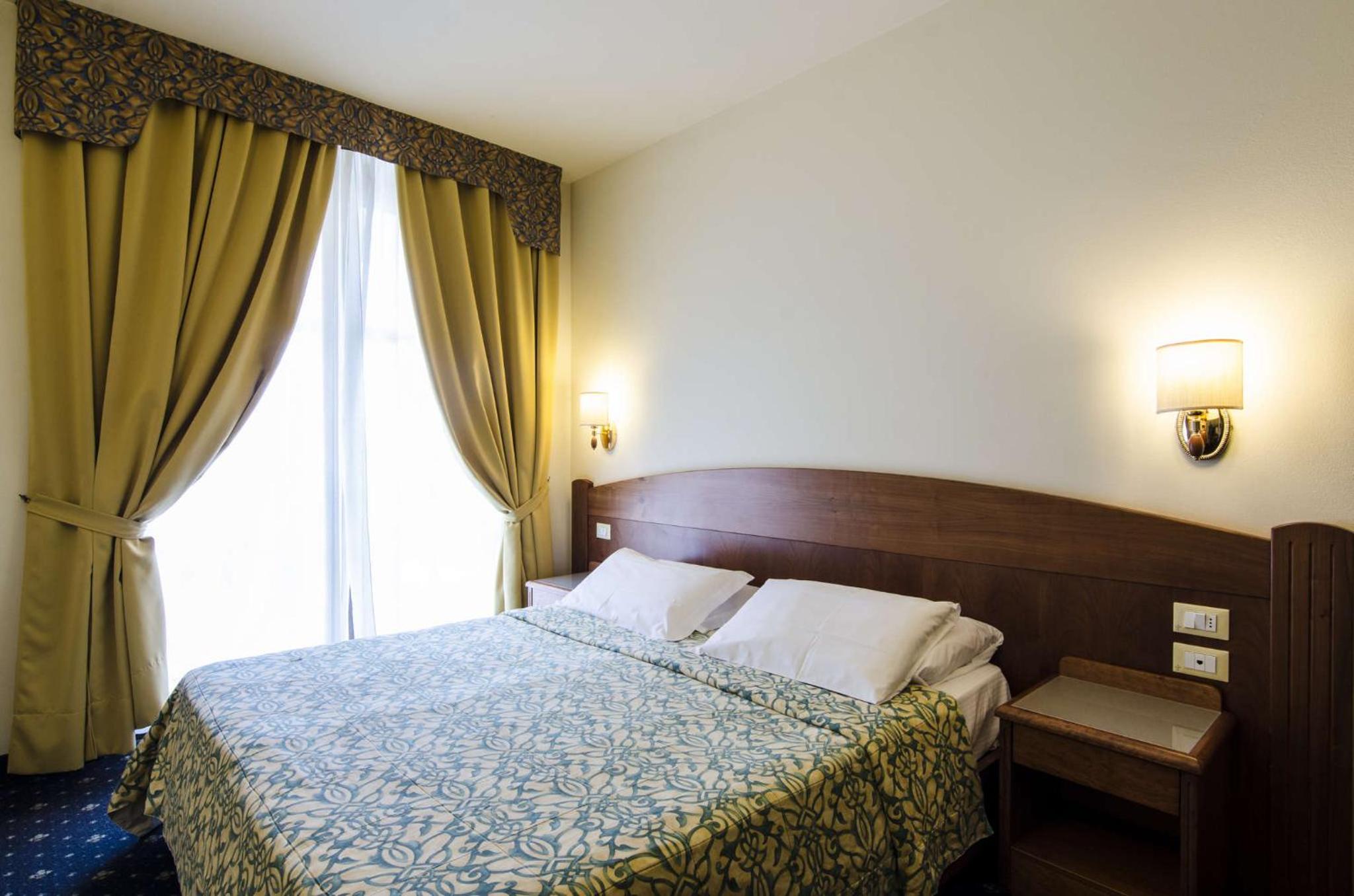 Superior Double or Twin Room with Partial Lake View photo 3