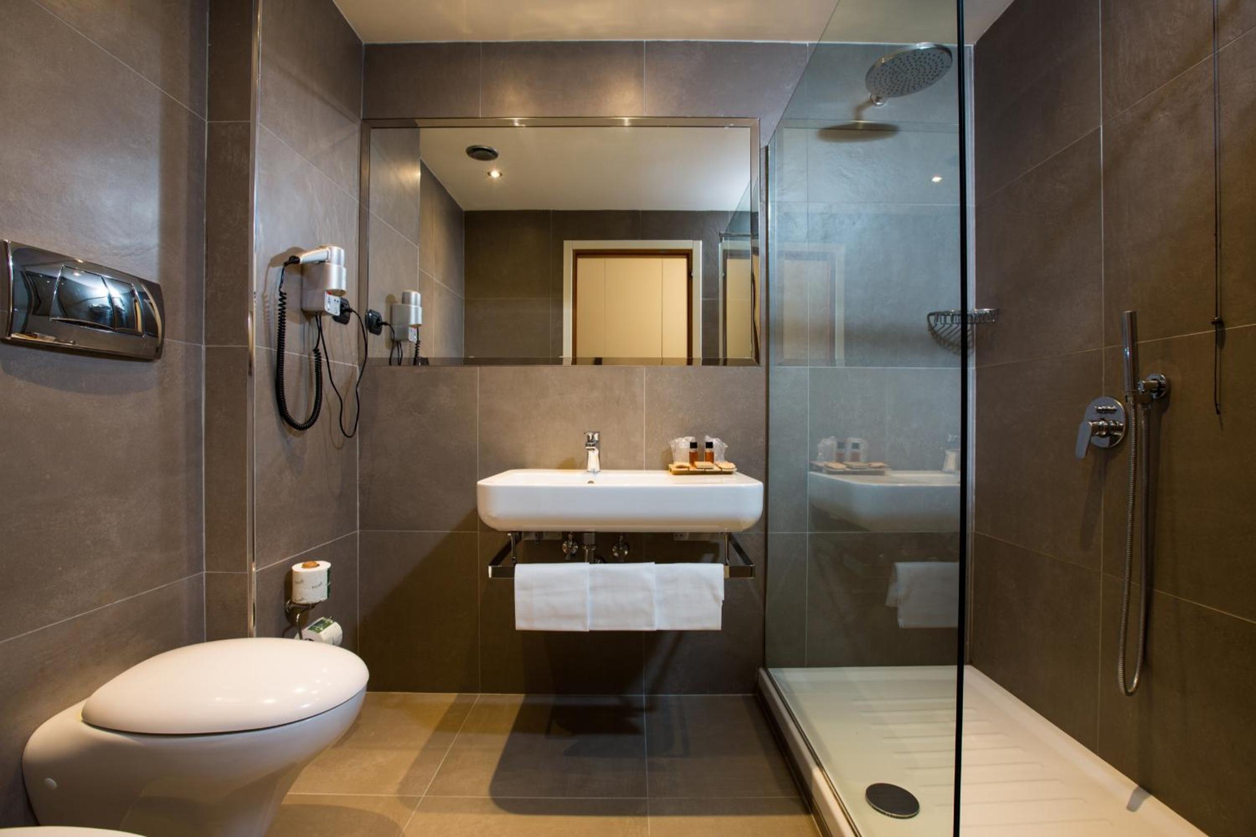 Deluxe Triple Room - Photo 10