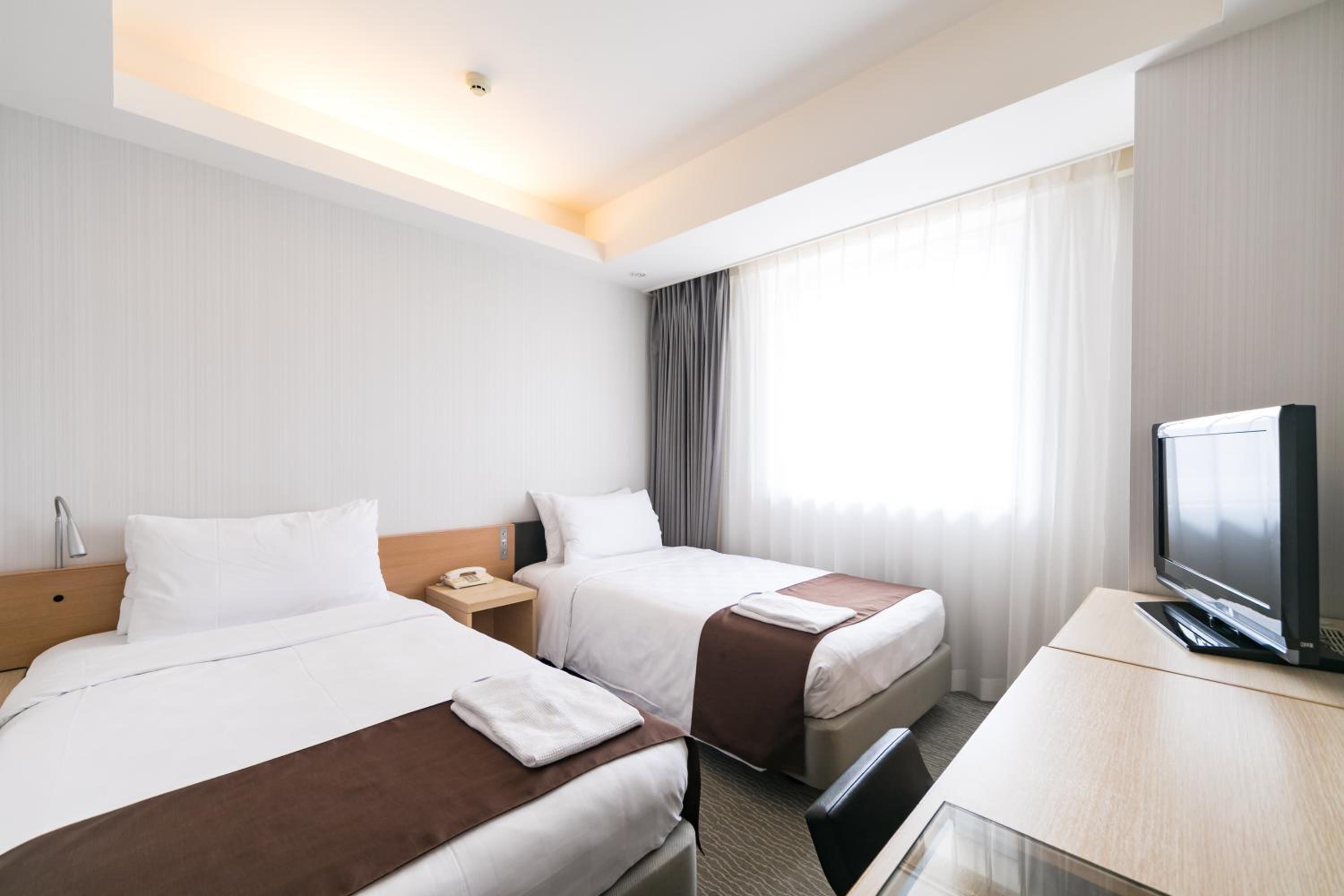 2 Twin Rooms, Adjoining, Non Smoking (2 rooms not connected) Bathroom with shower only - Photo 2
