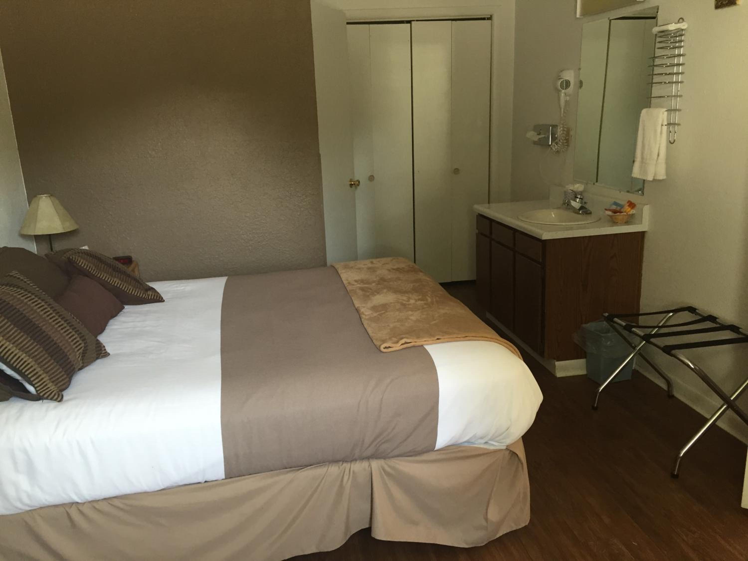 2 Queen Beds Non-Smoking - Photo 15