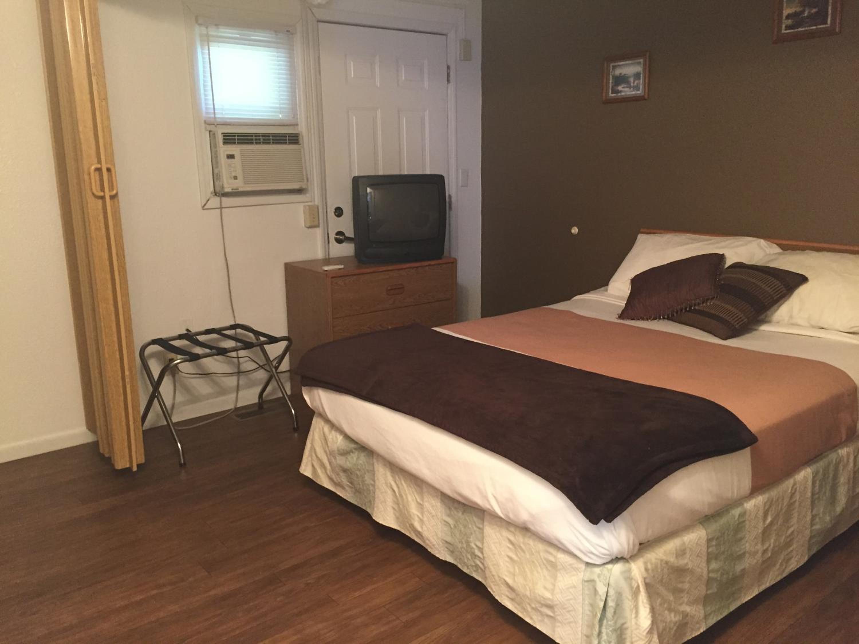 2 Queen Beds Non-Smoking - Photo 6