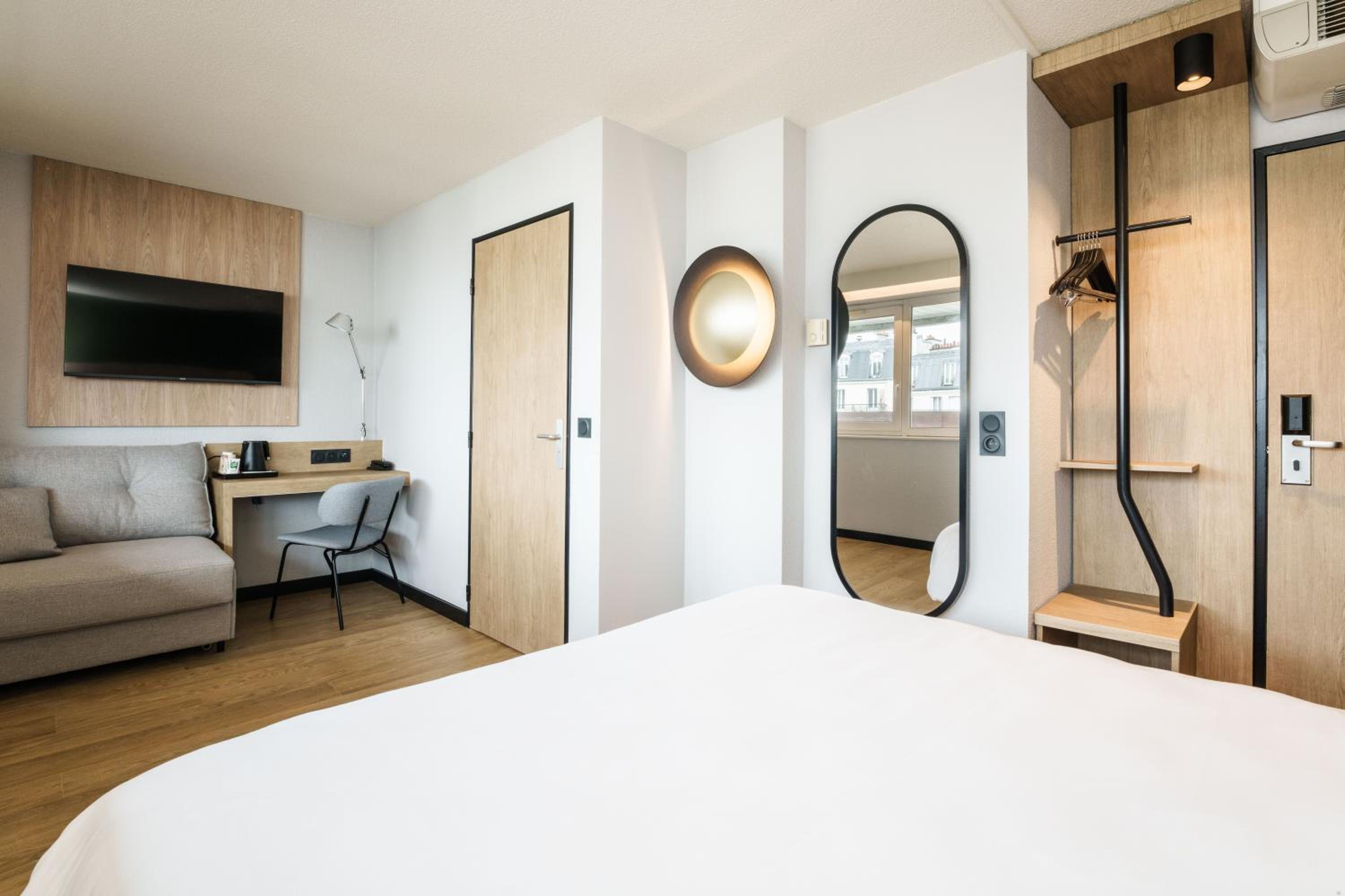 Studio - 1 Queen Bed 1 Sofa Bed - Photo 3