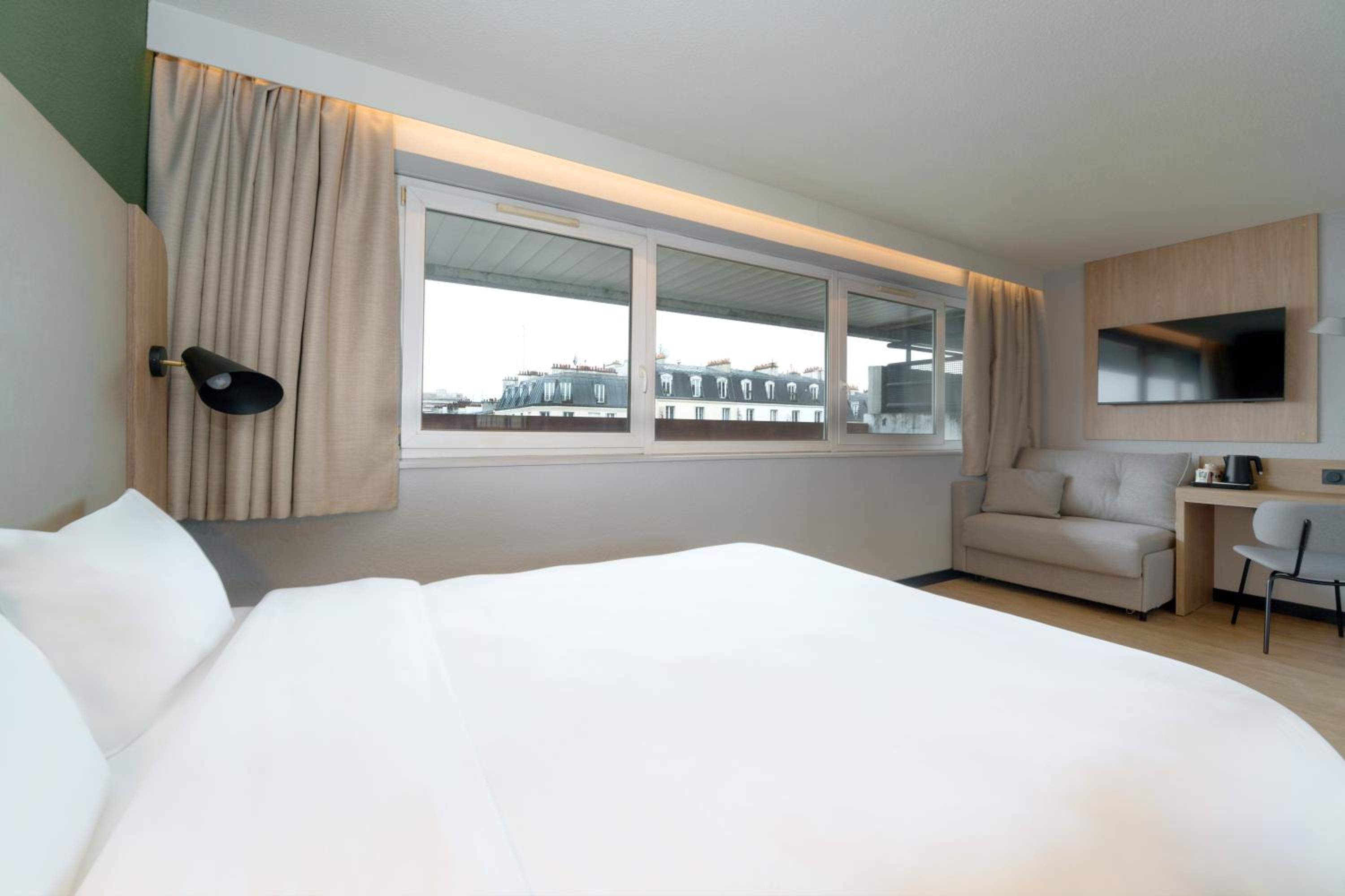 Studio - 1 Queen Bed 1 Sofa Bed - Photo 2