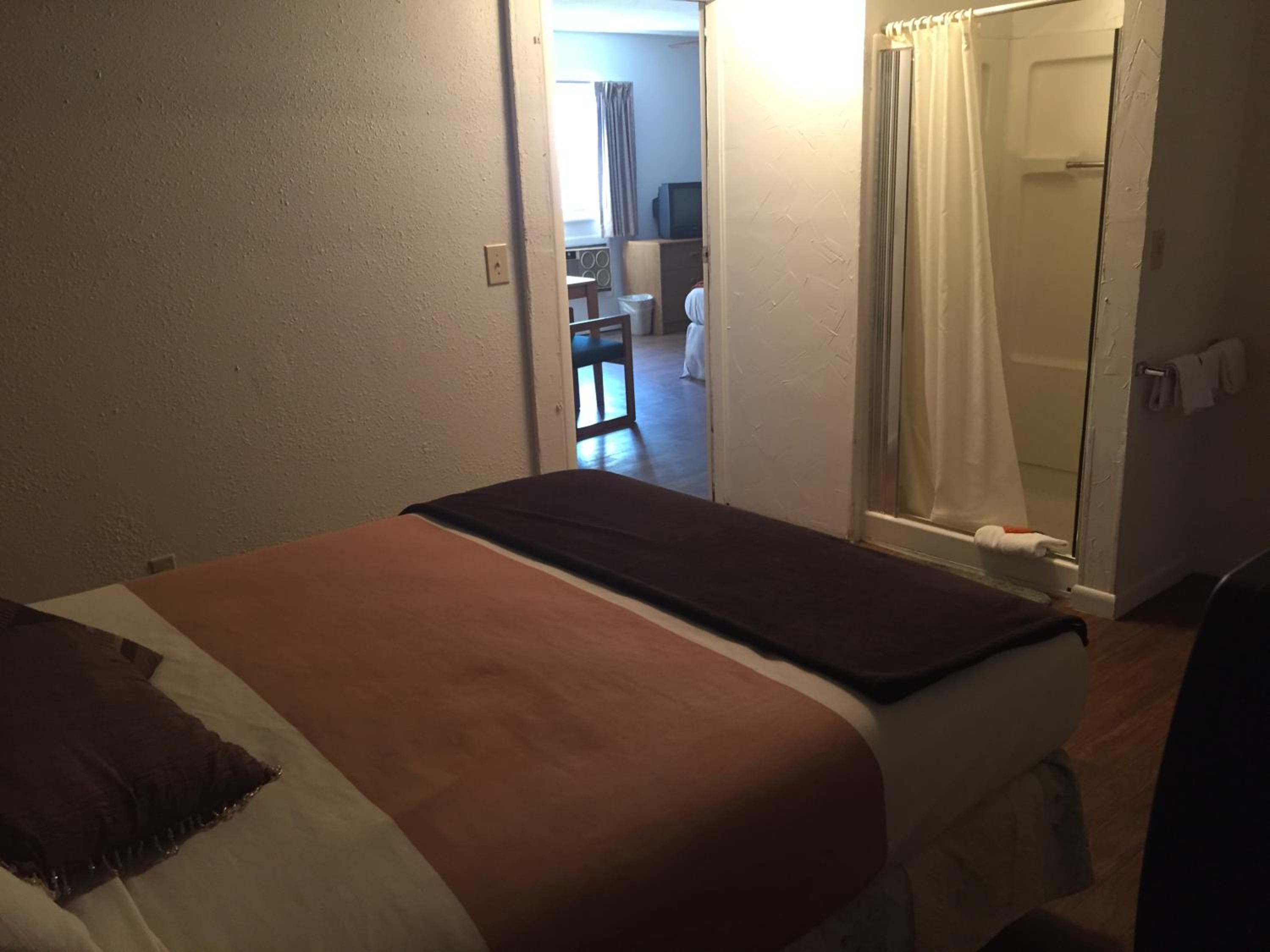 2 Queen Beds Non-Smoking - Photo 7