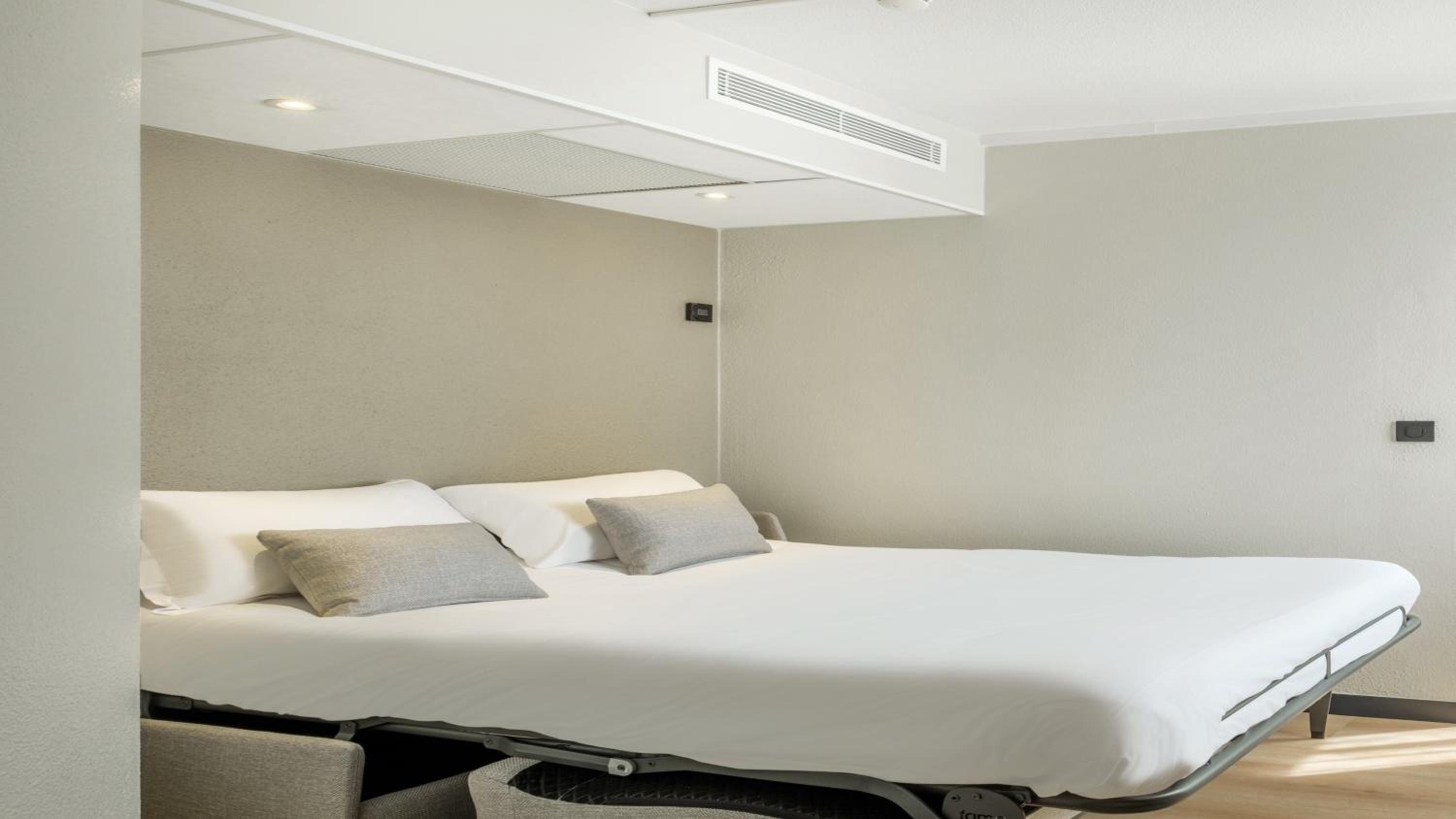 Standard Room - 1 Queen Bed 1 Sofa Bed Double - Photo 3