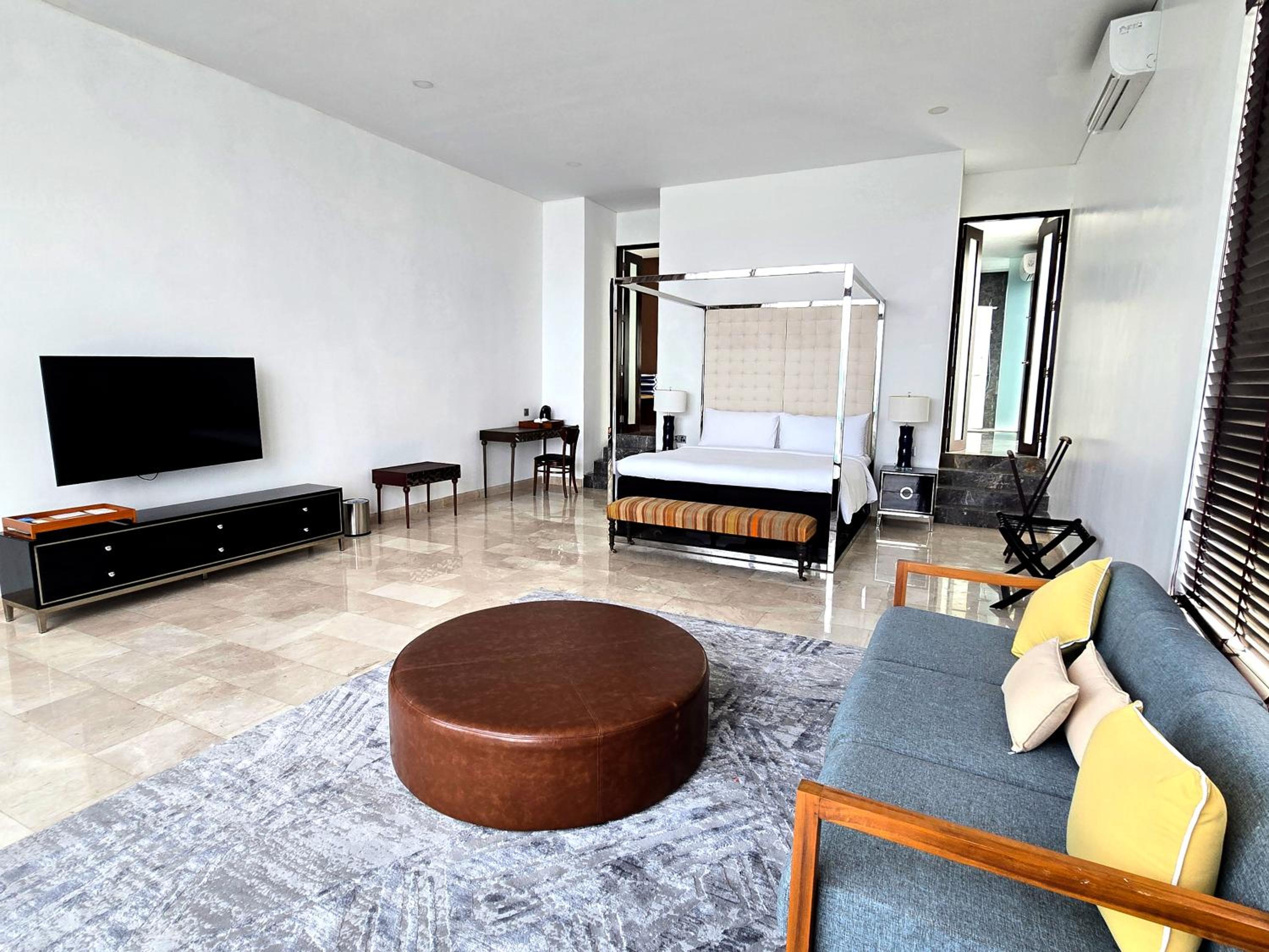 Premier Five-Bedroom Hilltop Residence - Photo 2