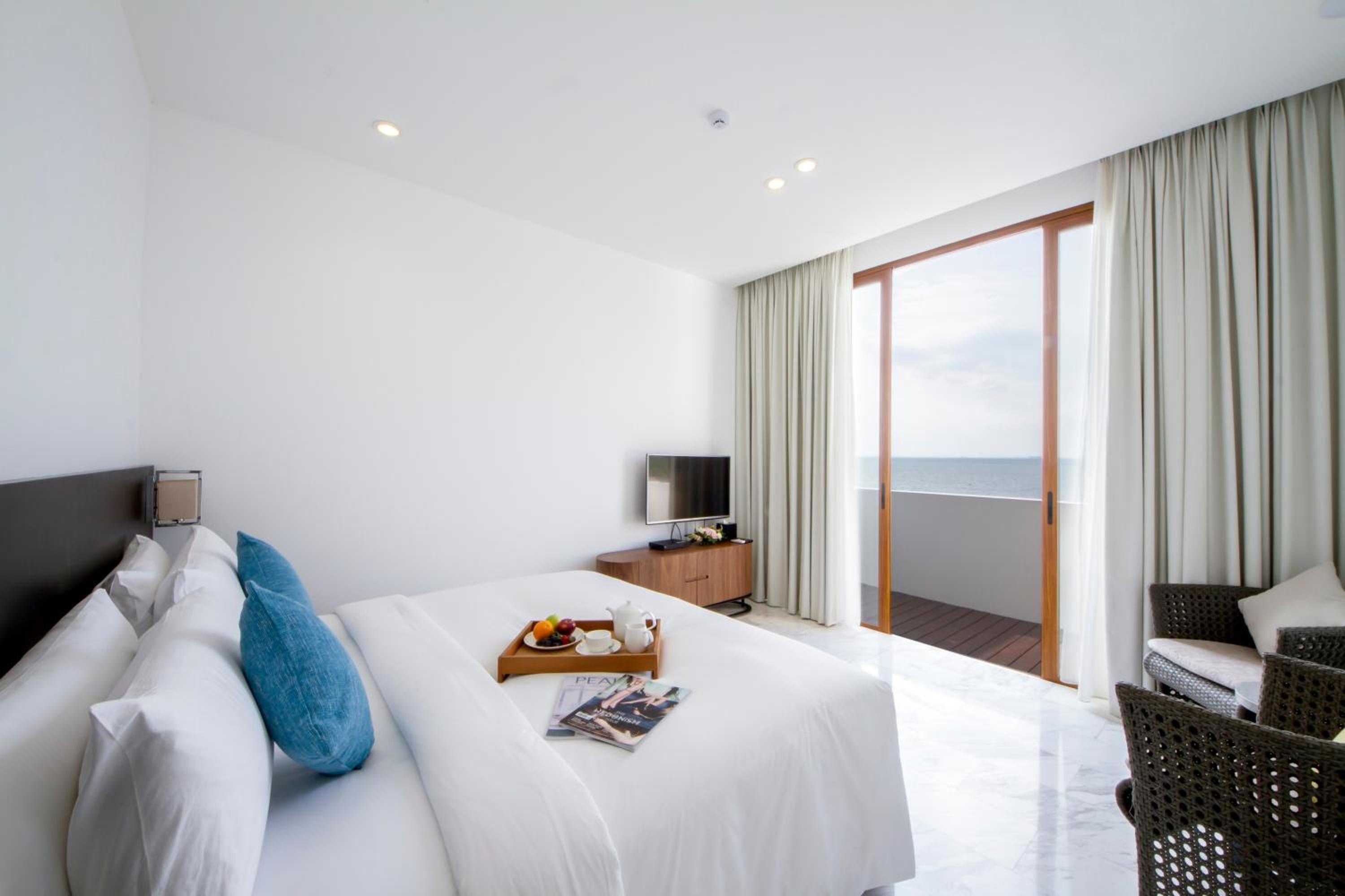 Premier Five-Bedroom Hilltop Residence - Photo 3