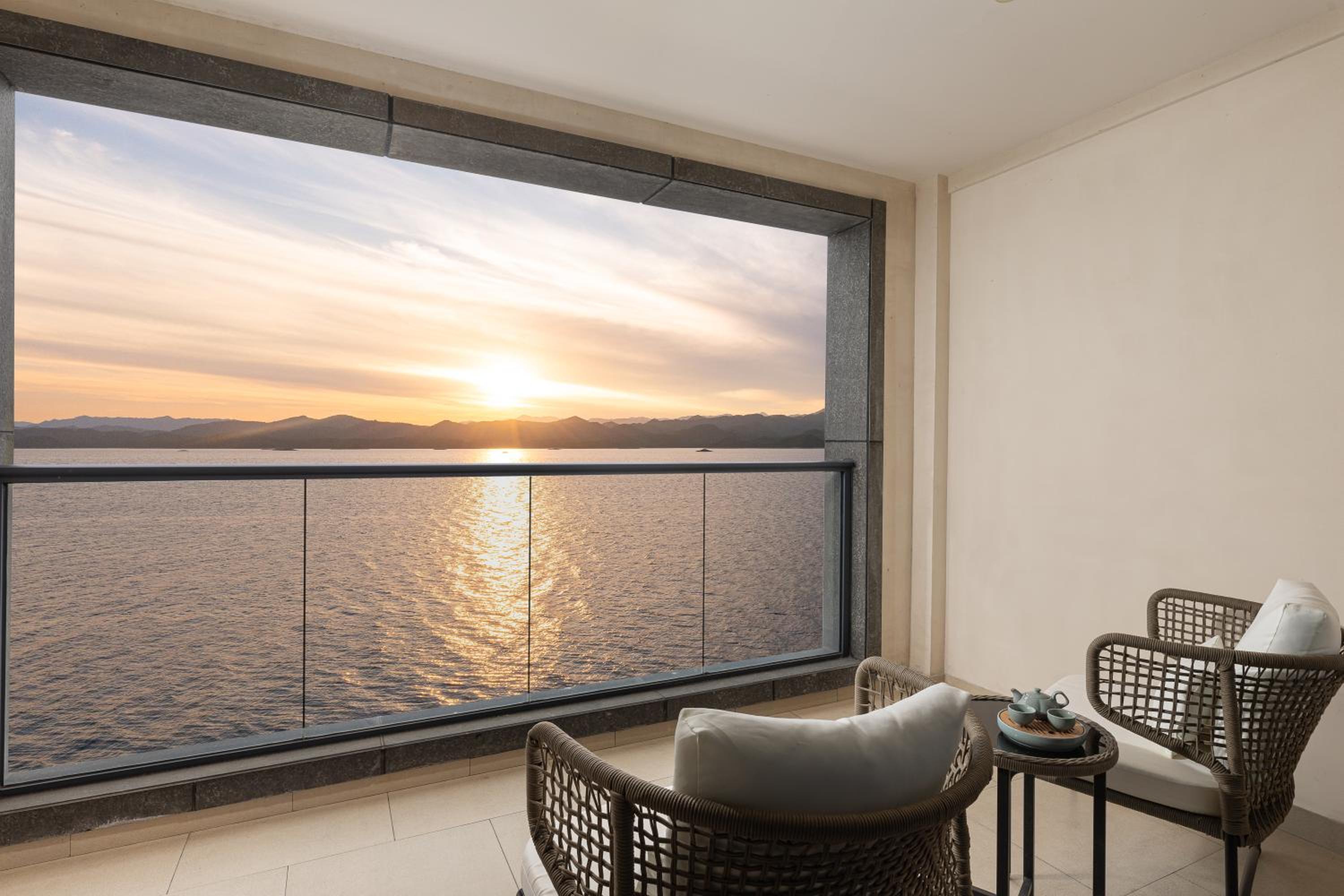 Intercontinental Lake View
