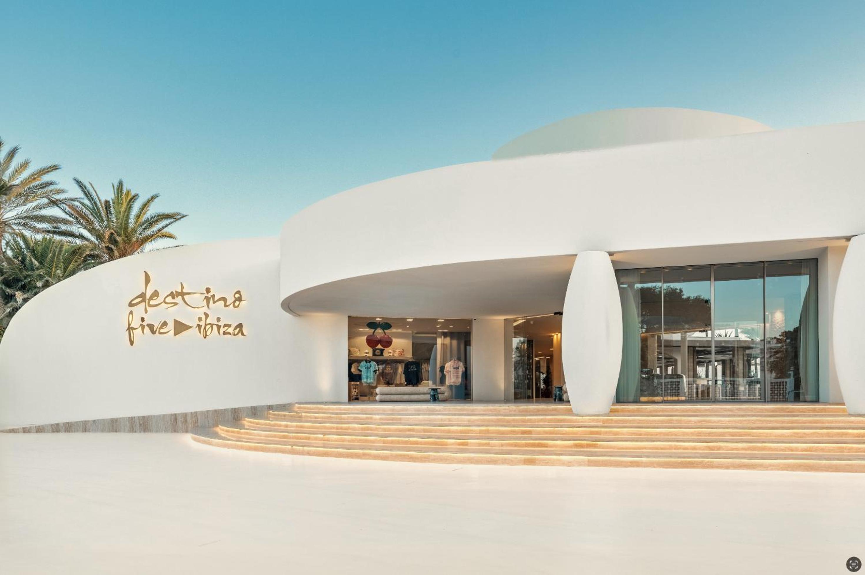 Luxe Room with Terrace- Entrance to Pacha Club Included