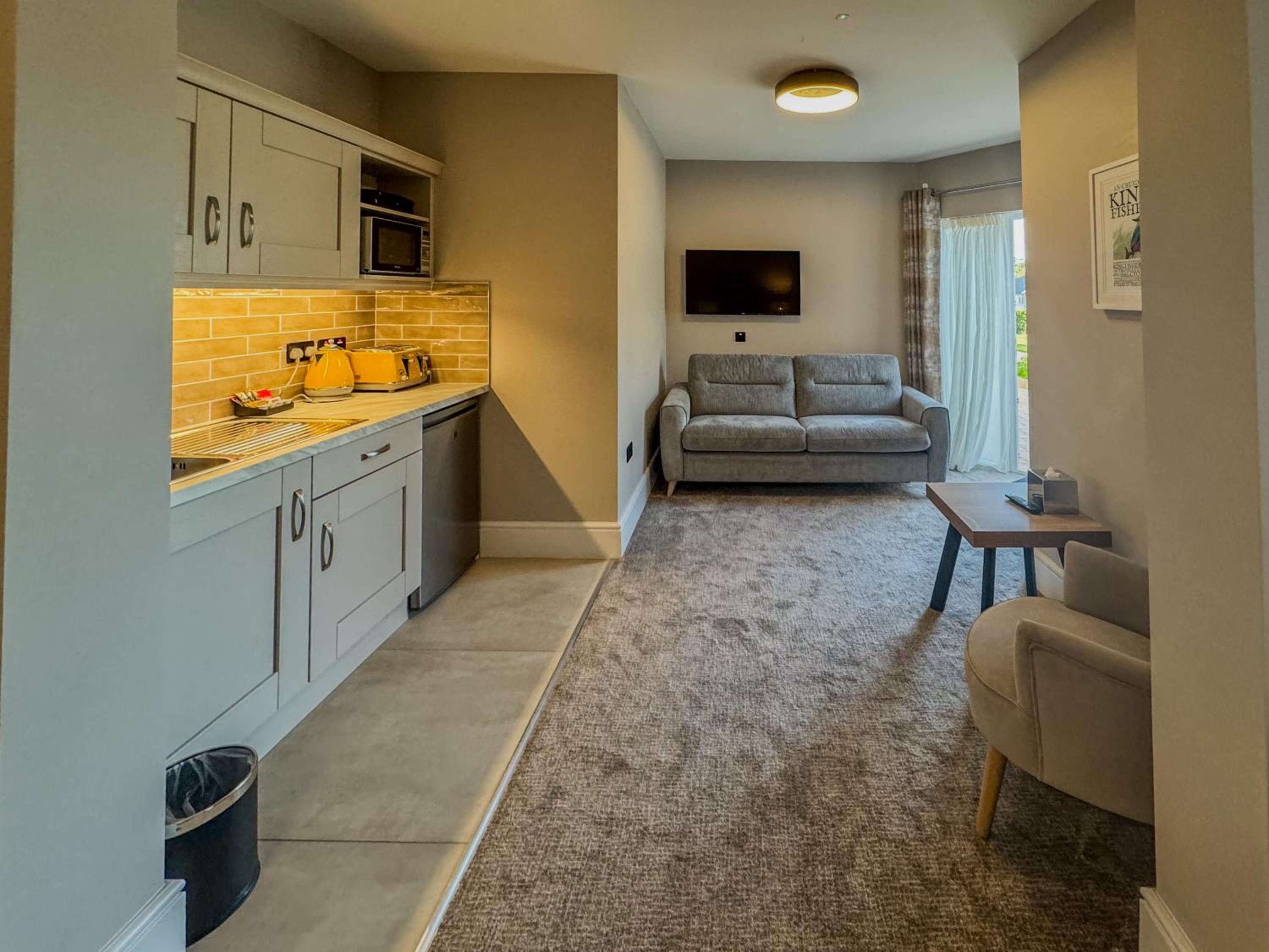 Deluxe King Suite photo 3