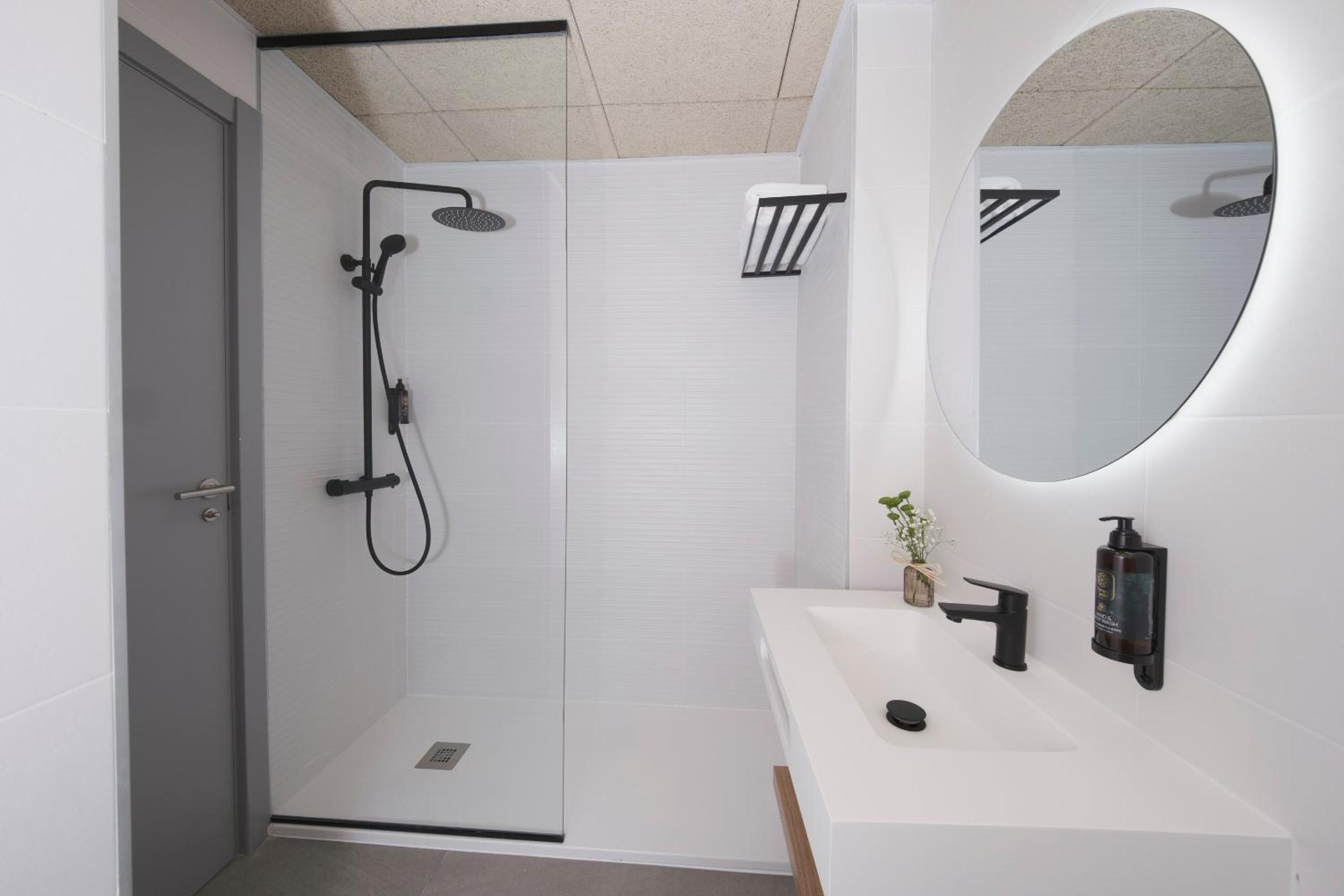 Deluxe Double or Twin Room - Photo 7