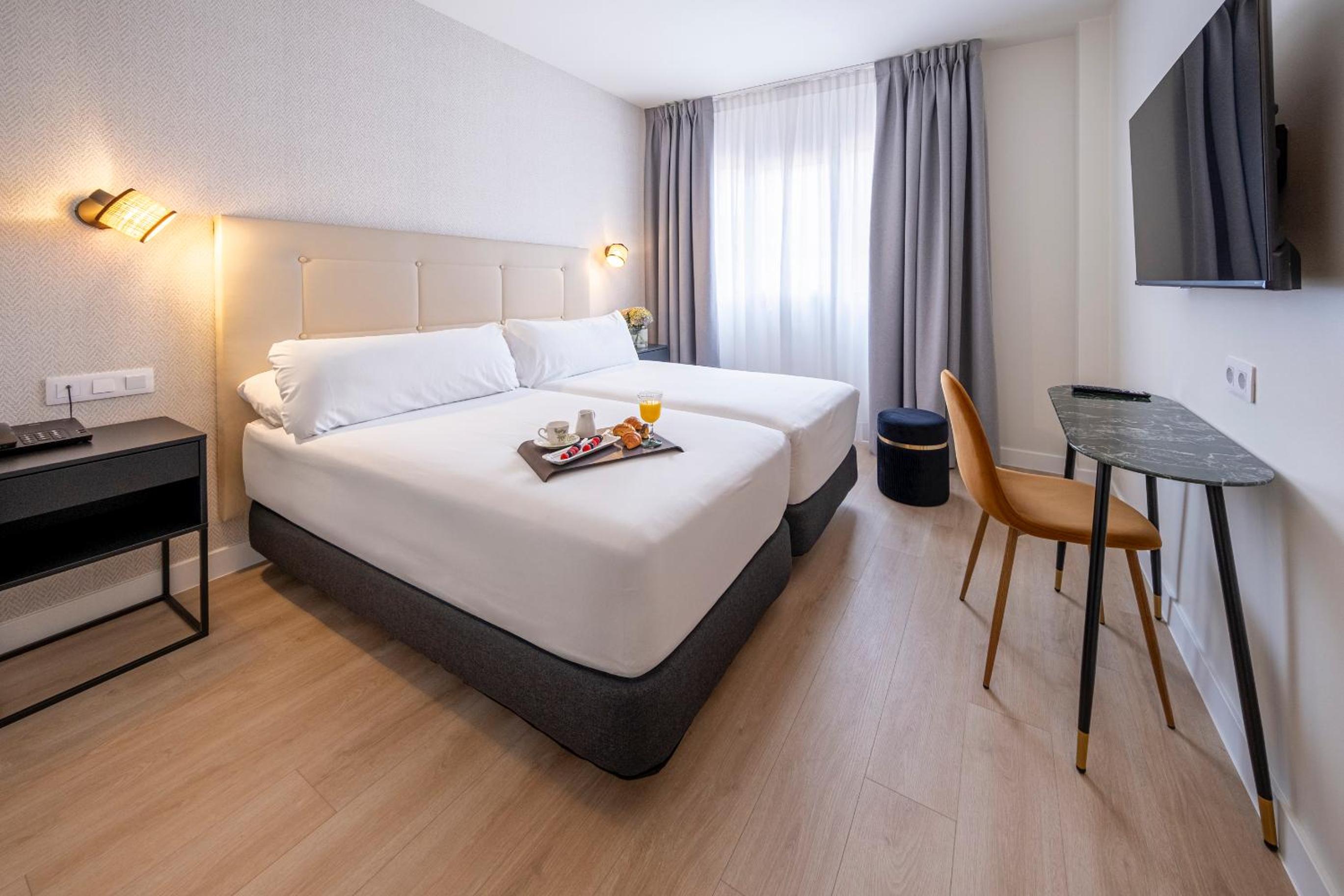 Deluxe Double or Twin Room - Photo 10