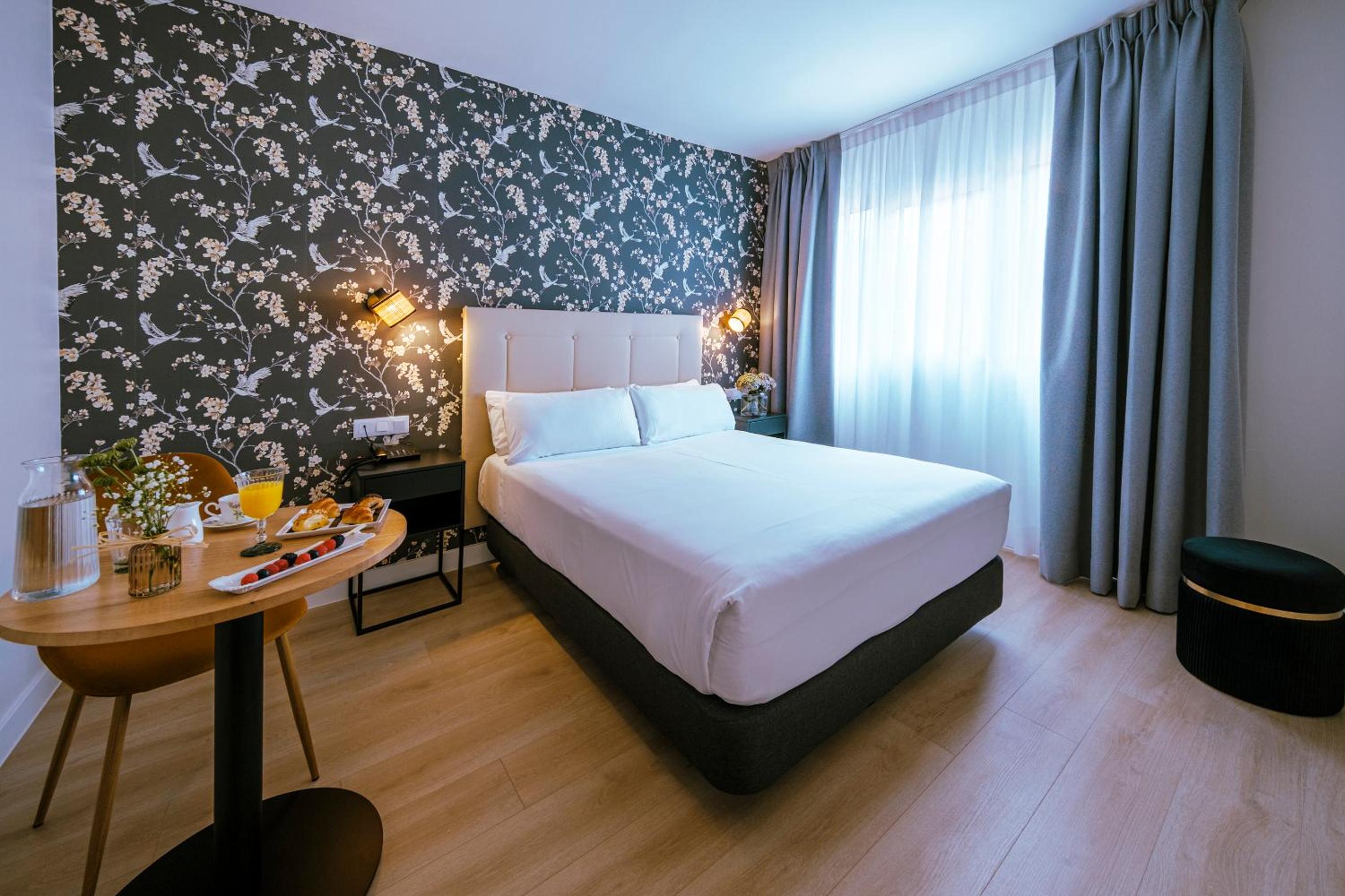 Deluxe Double or Twin Room - Photo 9
