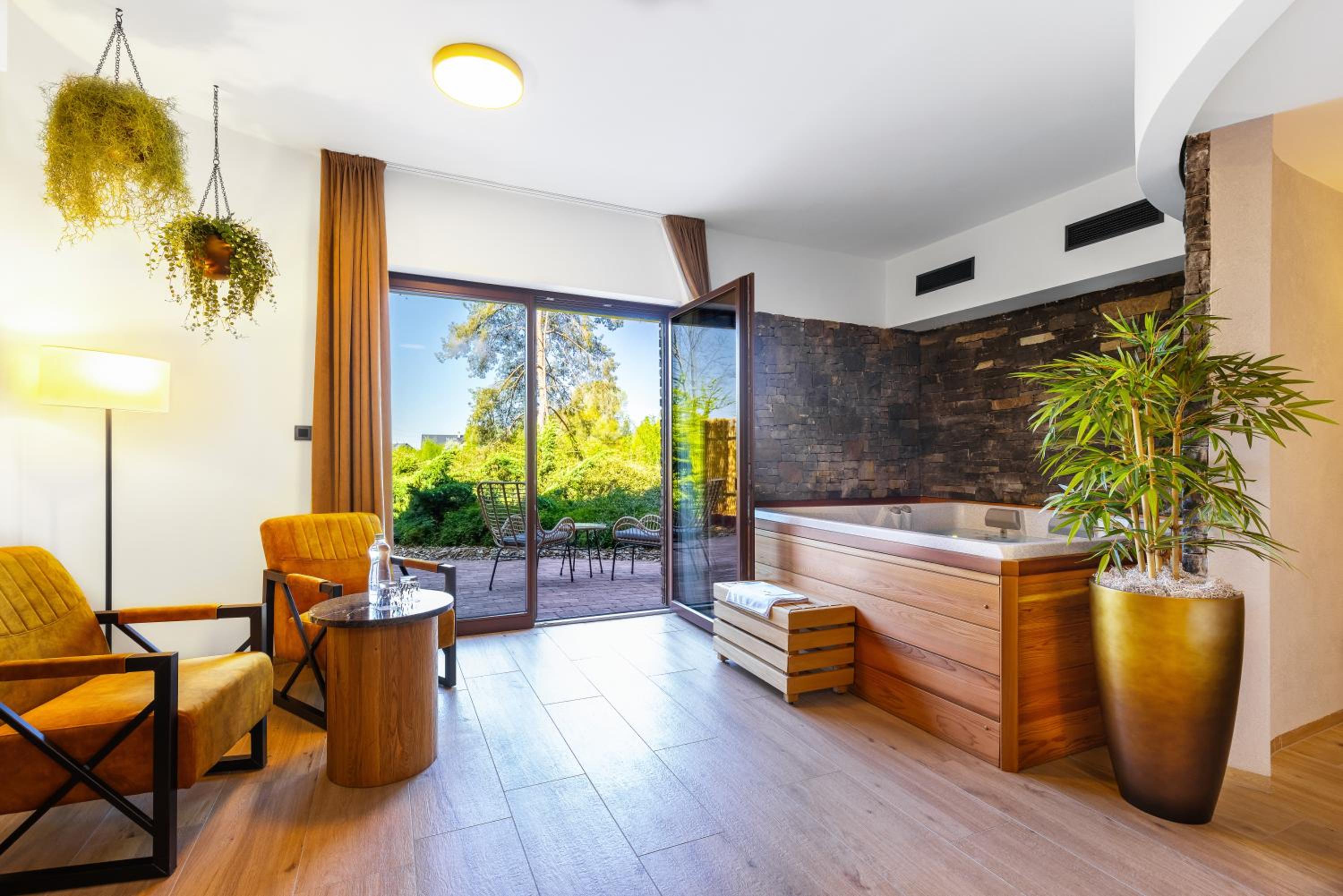 Deluxe Suite with Spa Bath and Sauna - Photo 8