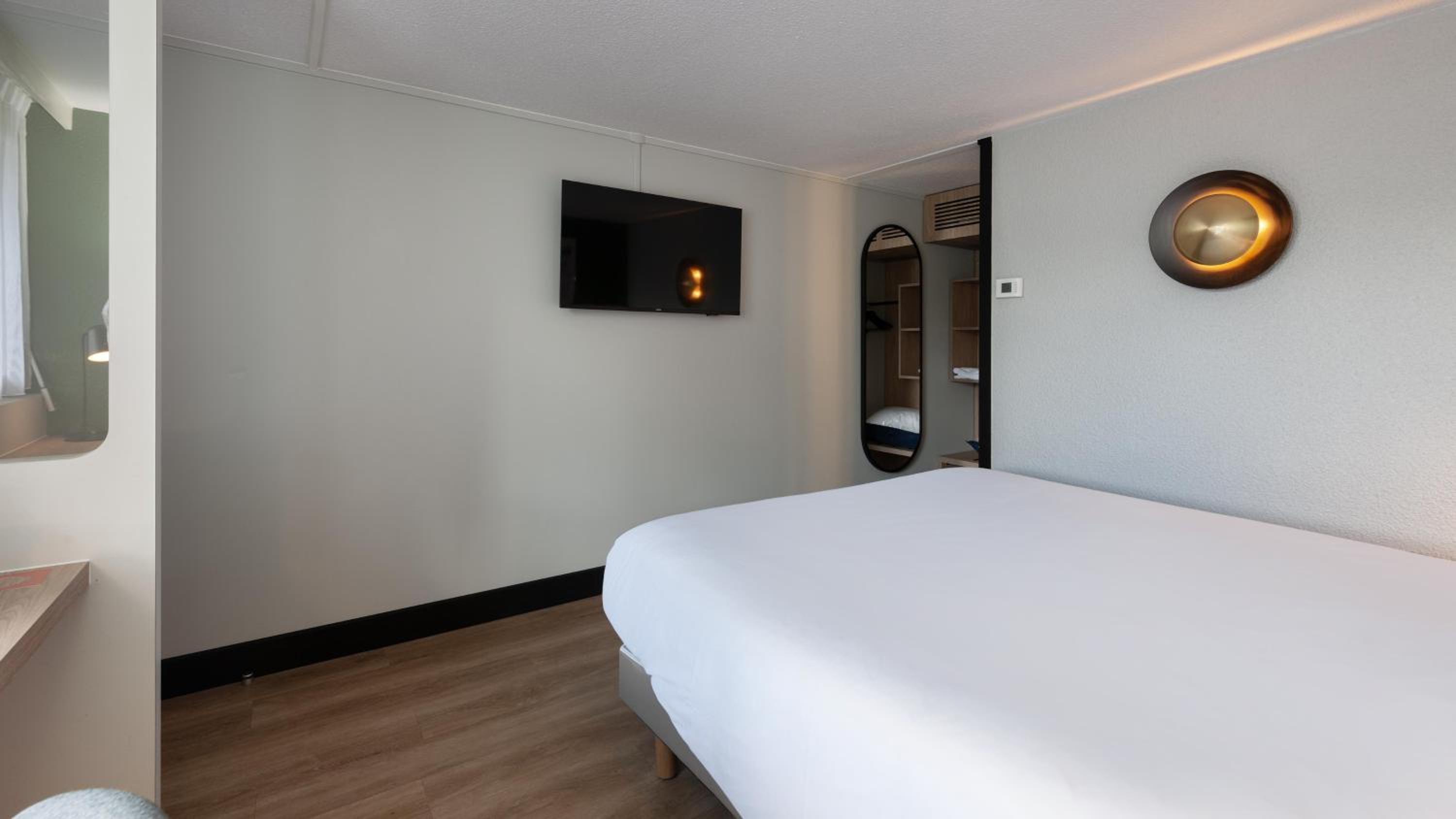 Standard Room - 1 Queen Bed - Photo 2