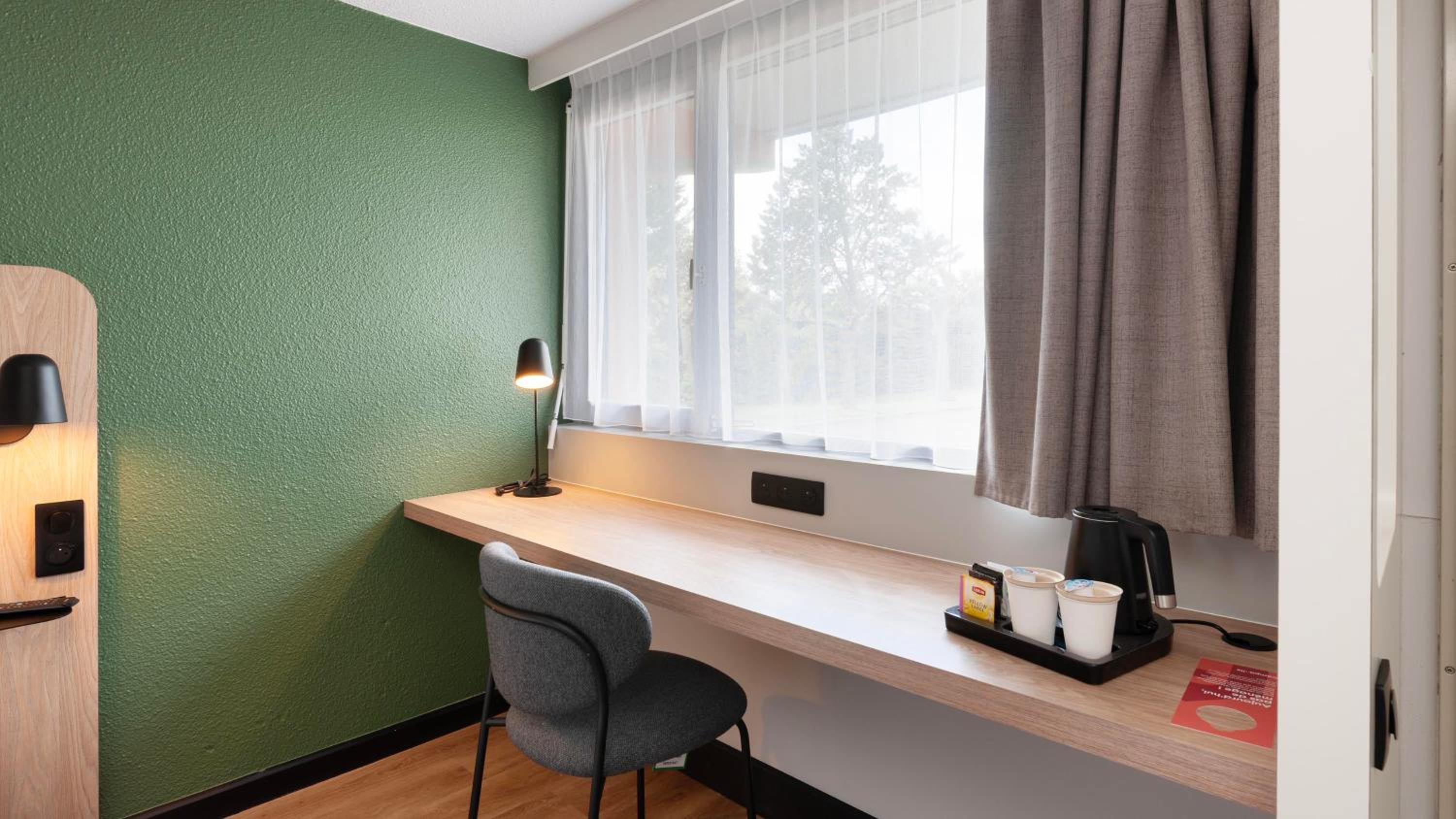 Standard Room - 1 Queen Bed - Photo 7