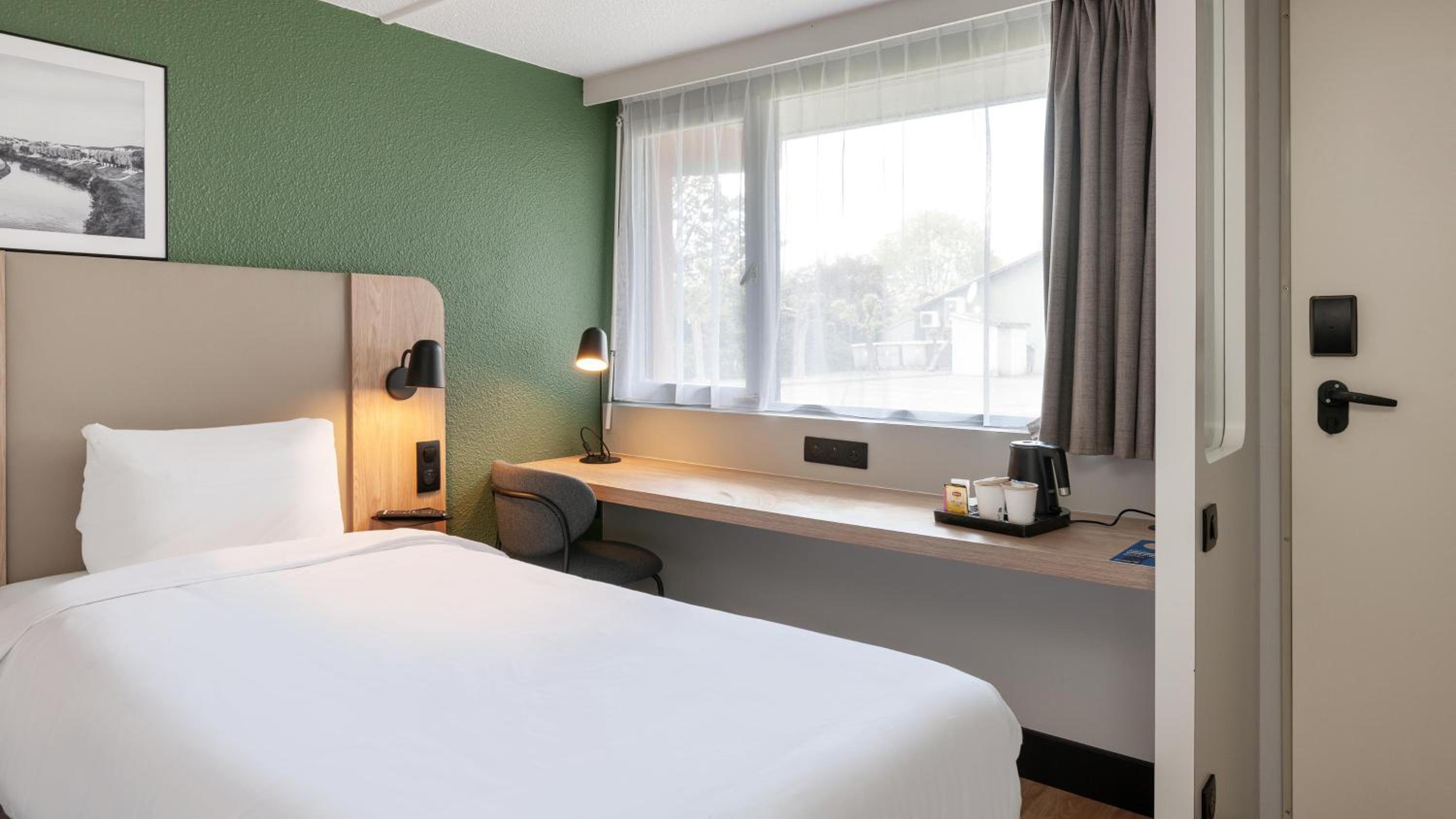 Standard Room - 1 Queen Bed - Photo 6