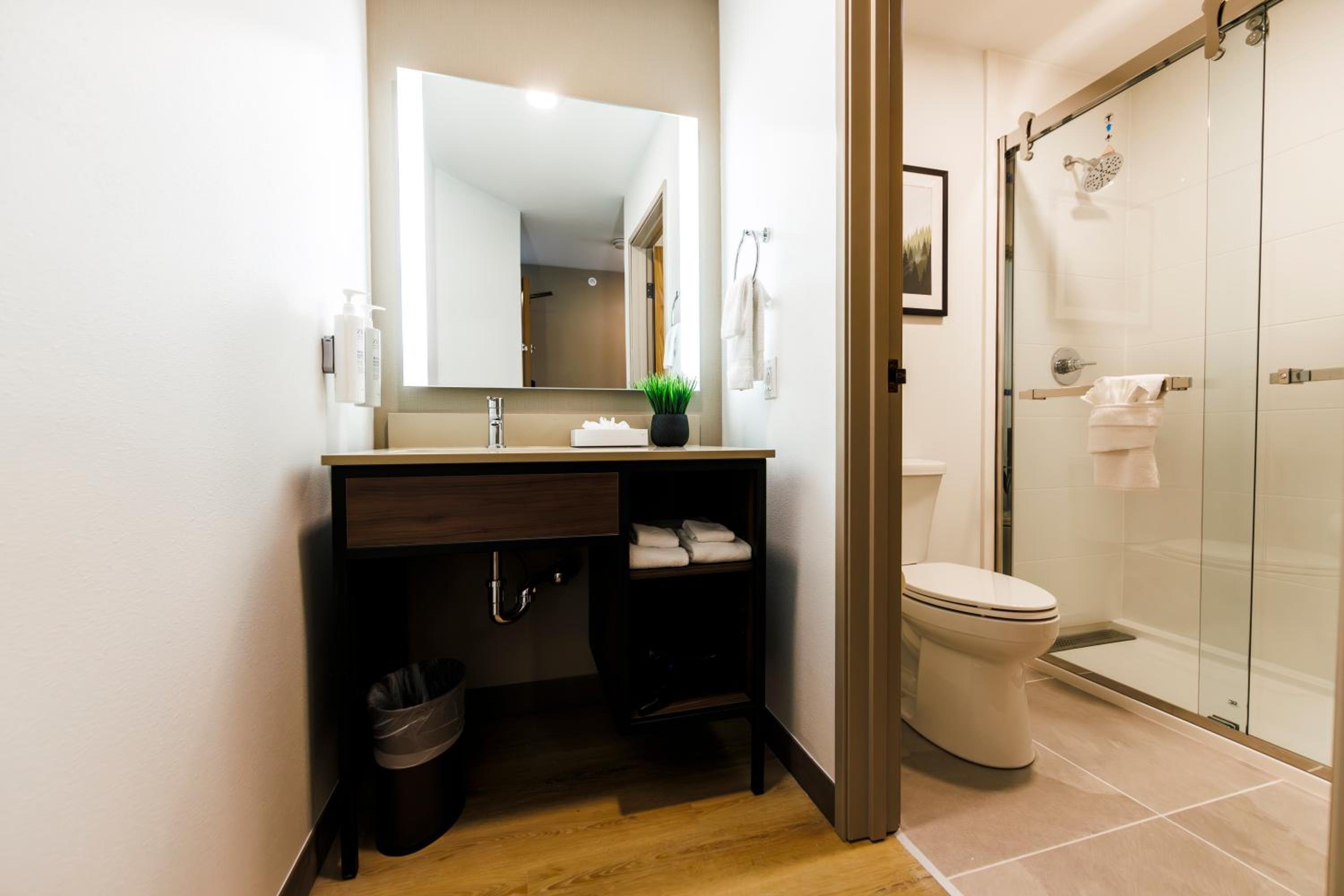 King Room with Bath Tub - Mobility and Hearing Accessible photo 1