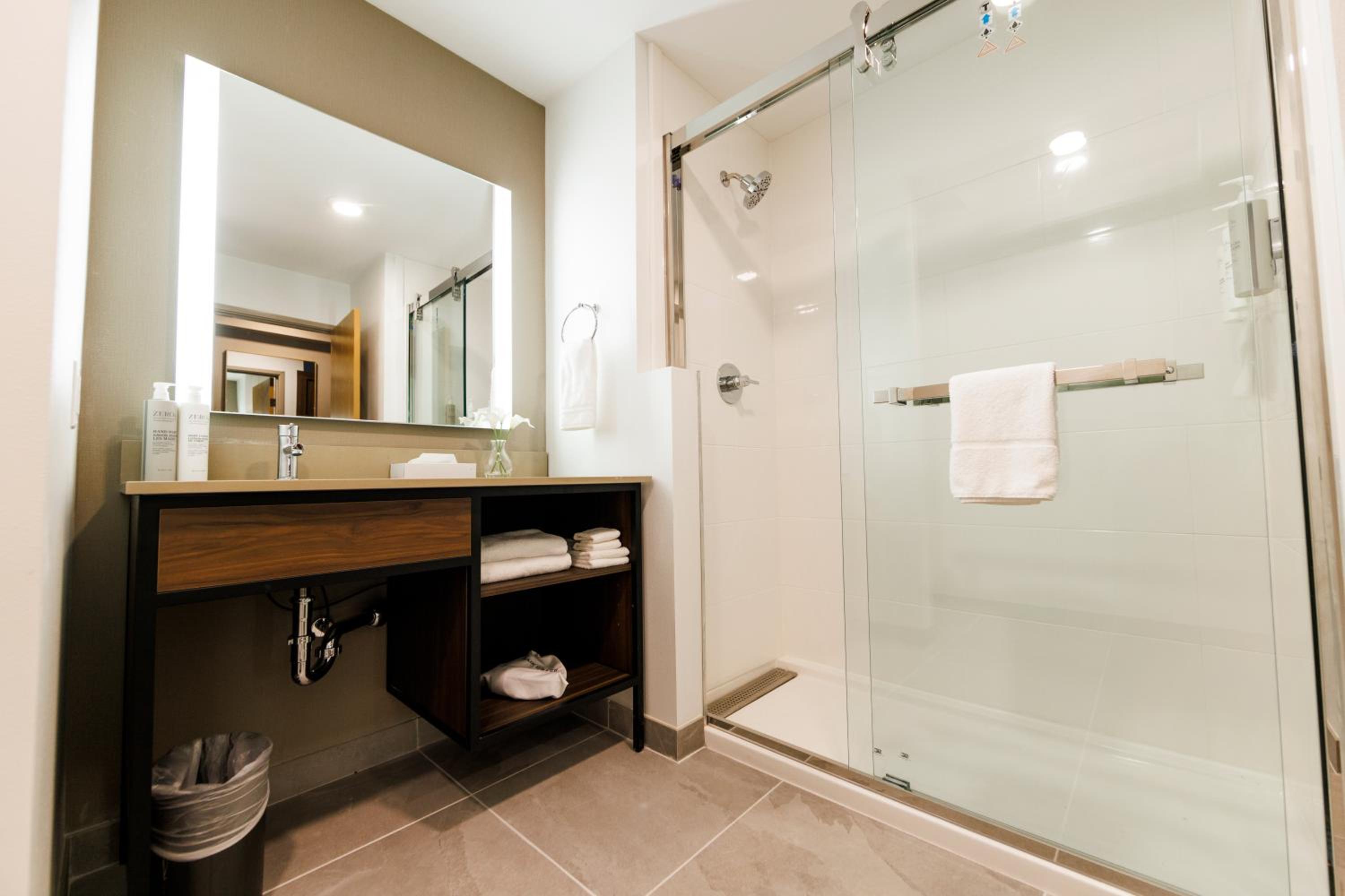 King Room with Bath Tub - Mobility and Hearing Accessible photo 2