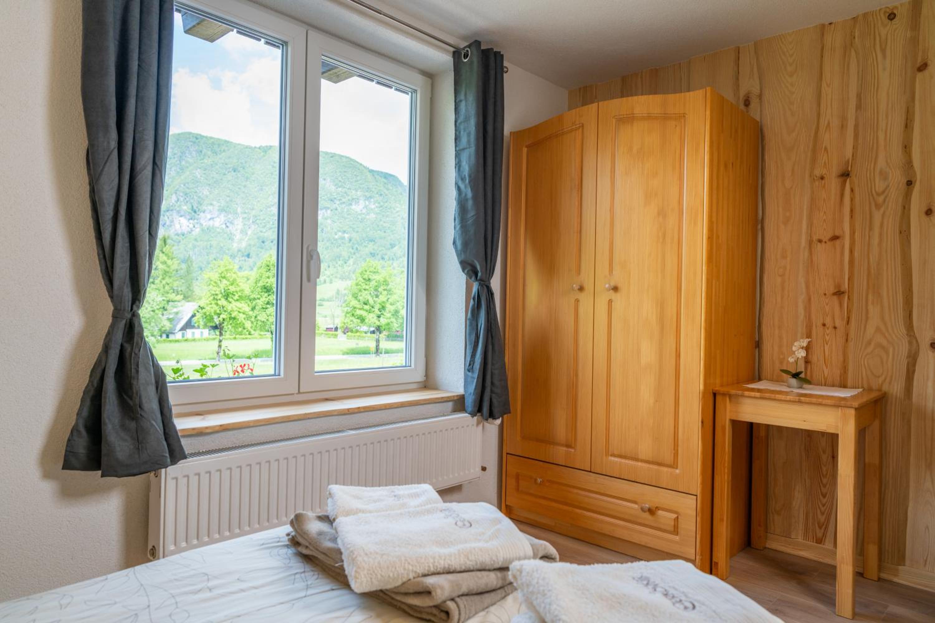 Apartment with Lake View