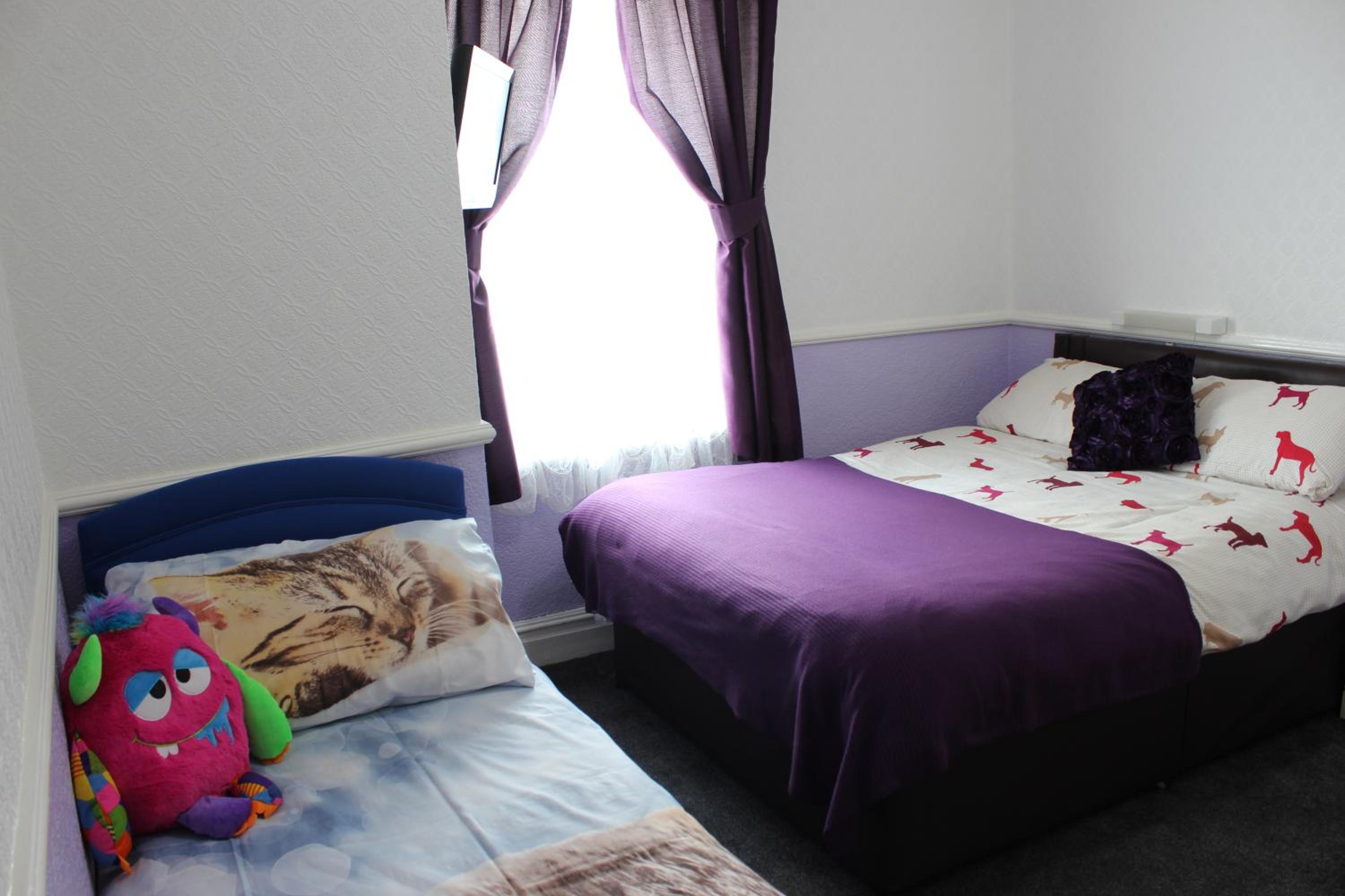 Family Room (2 Adults + 1 Child) with street view - Photo 1
