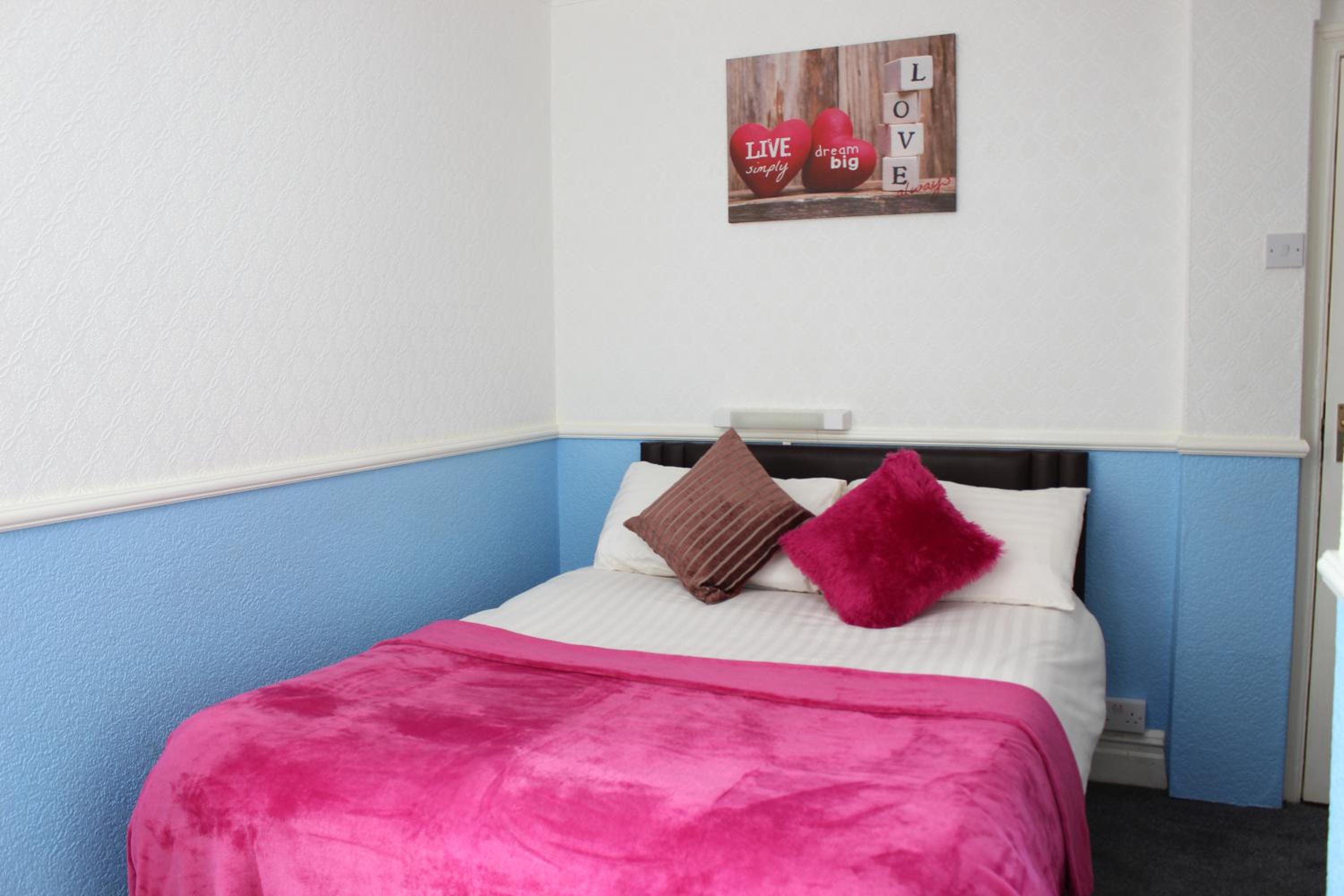 Large Double Room - Photo 1