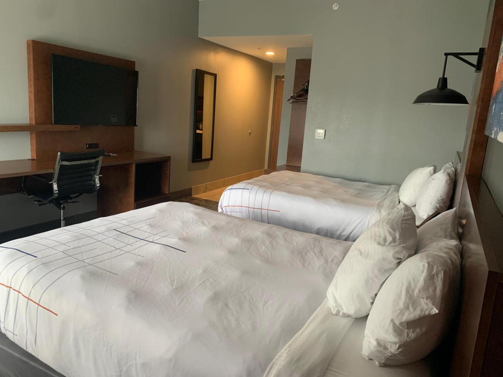 Queen Room with Two Queen Beds - Non-Smoking - Photo 6