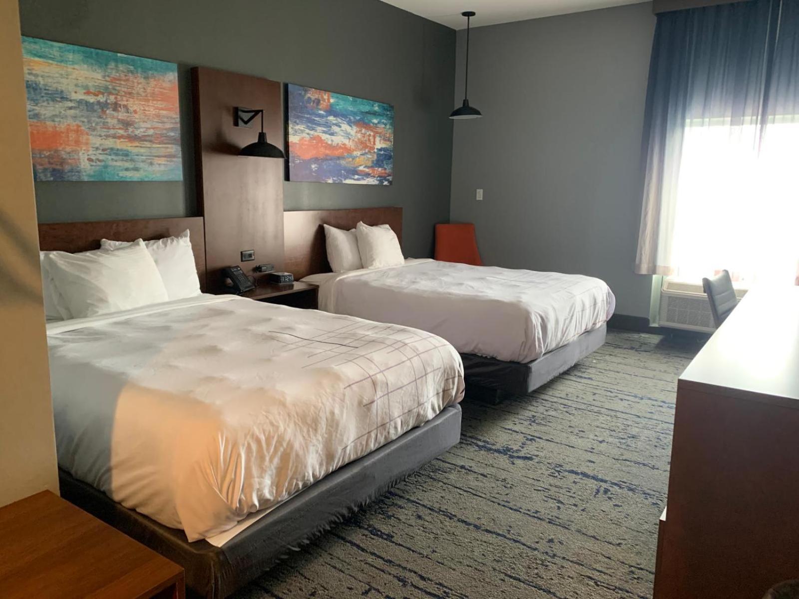 Queen Room with Two Queen Beds - Non-Smoking - Photo 2