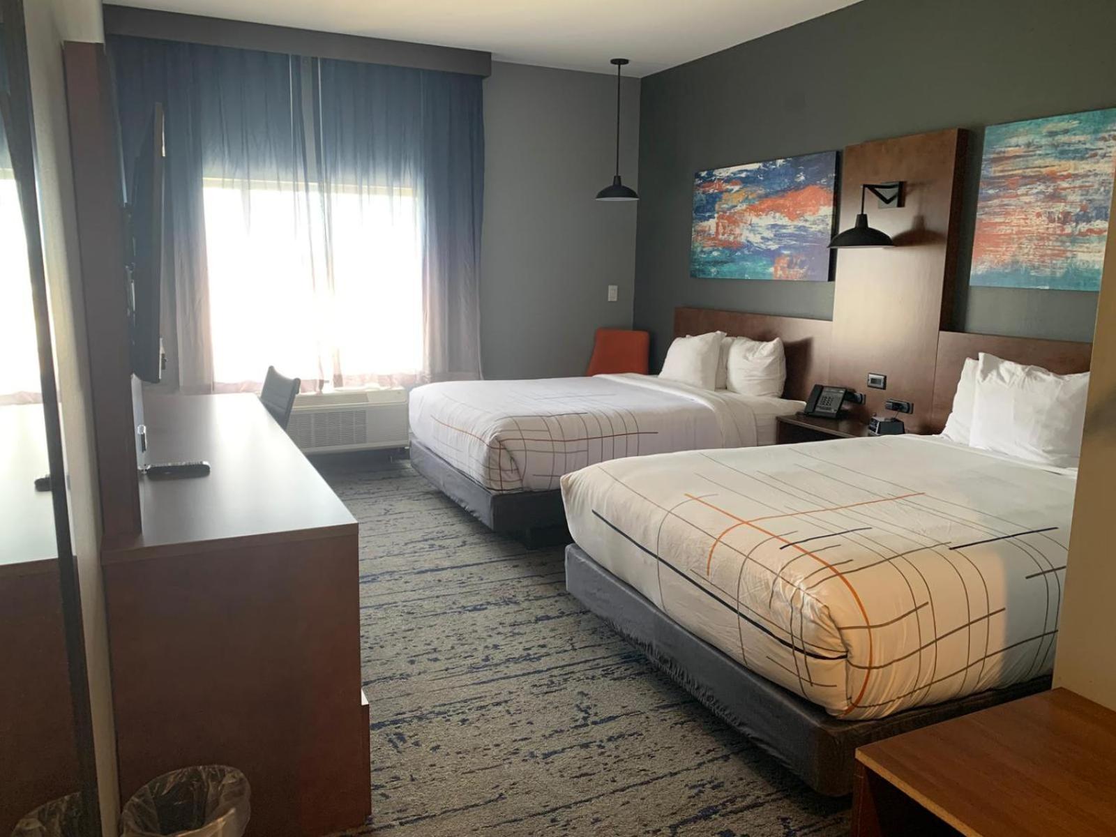 Queen Room with Two Queen Beds - Non-Smoking - Photo 3