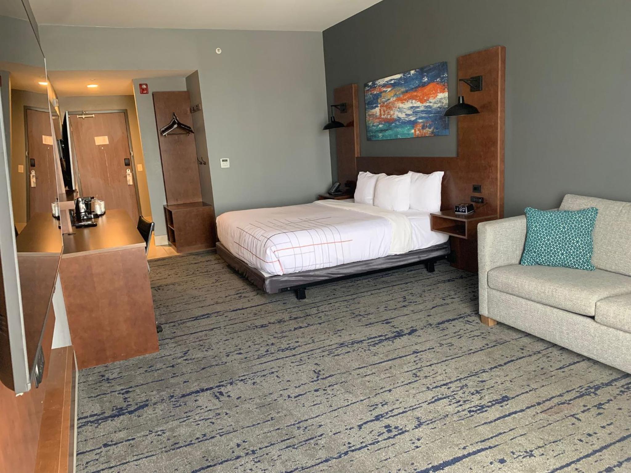 1 King Bed, Mobility Accessible Superior Room, Non-Smoking - Photo 1
