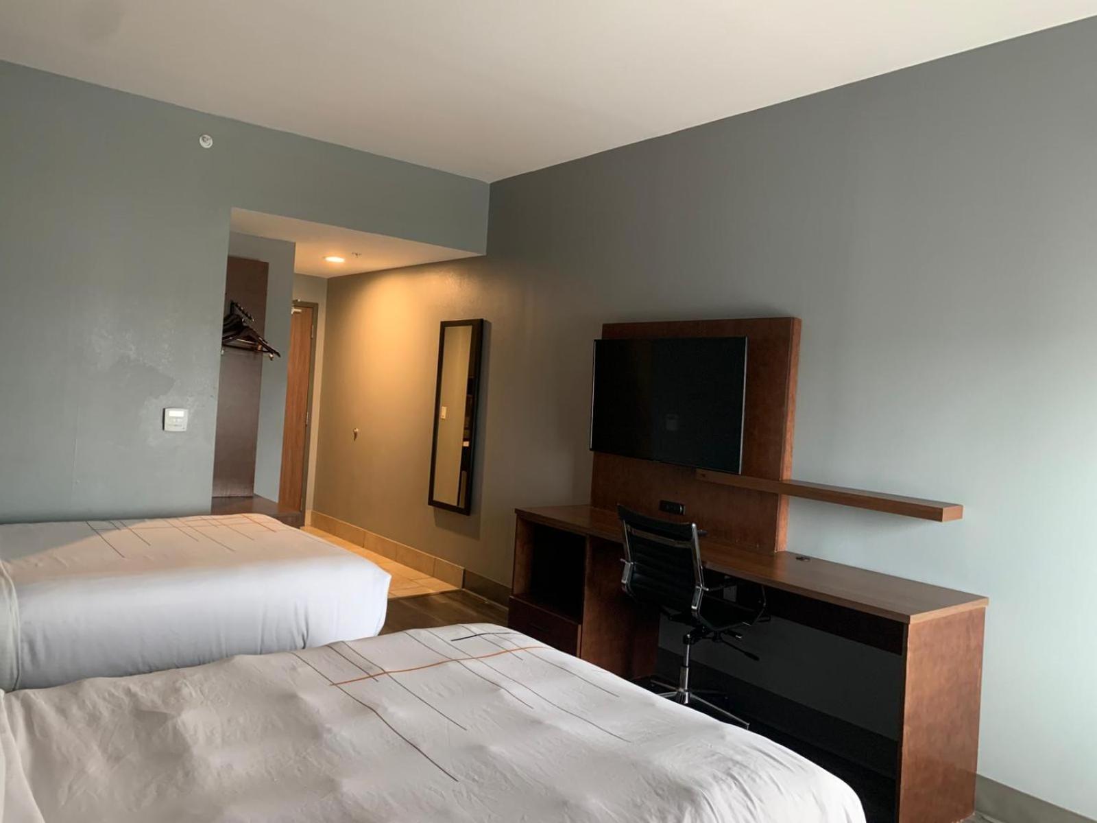 Queen Room with Two Queen Beds - Non-Smoking - Photo 13