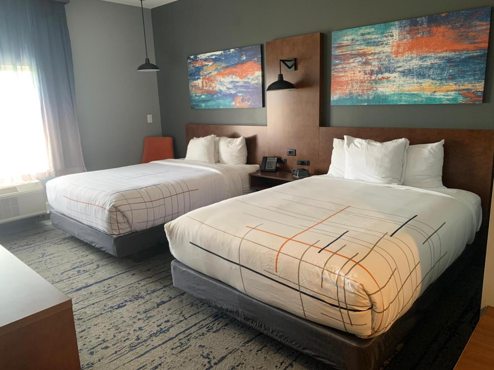 Queen Room with Two Queen Beds - Non-Smoking - Photo 11
