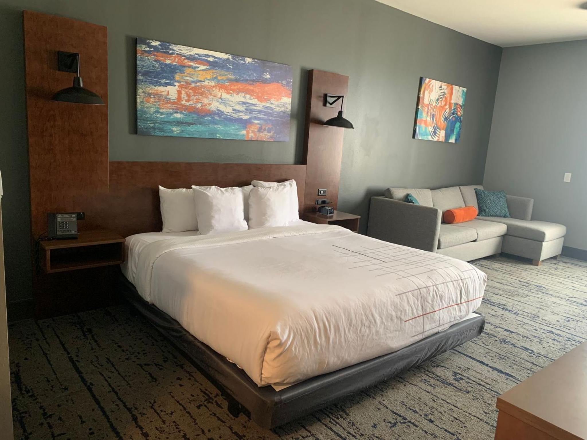 1 King Bed, Mobility Accessible Superior Room, Non-Smoking - Photo 3