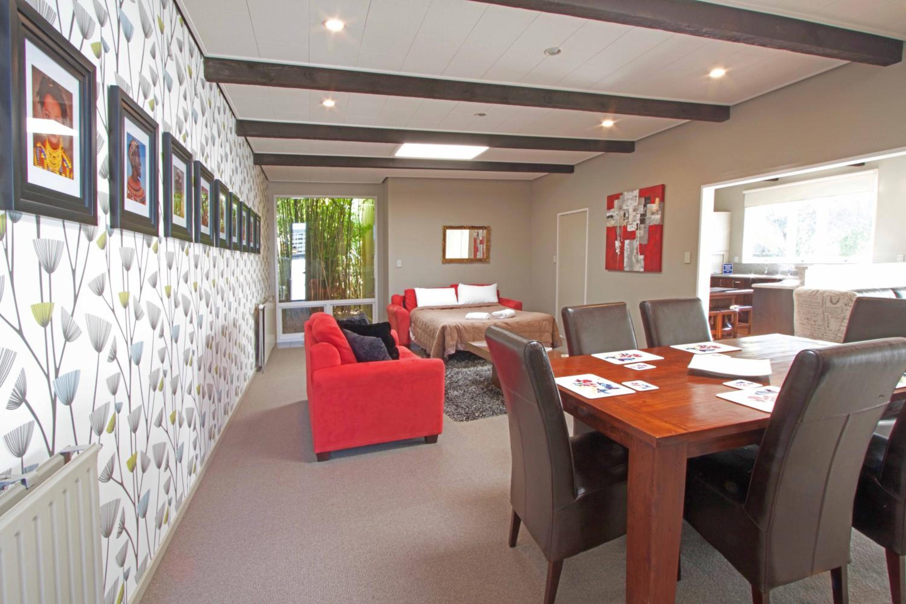 Four-Bedroom Apartment with Terrace - Photo 2
