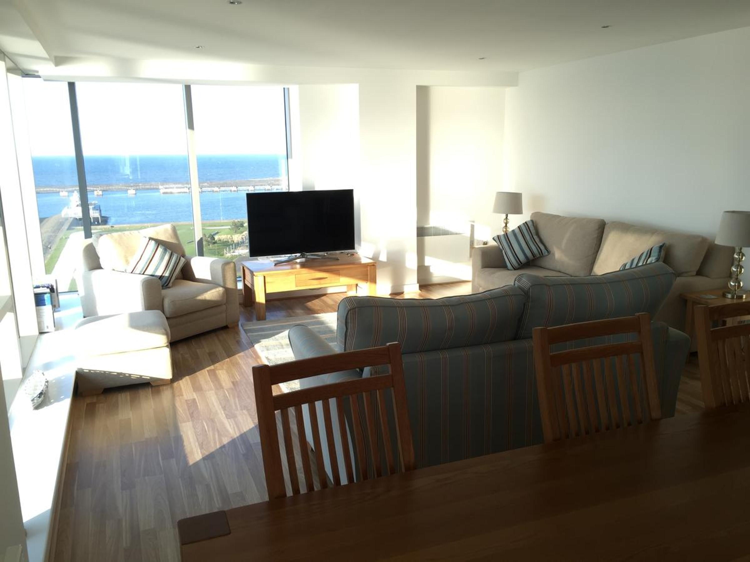 Luxury Apartment with Sea View and Balcony - Photo 18