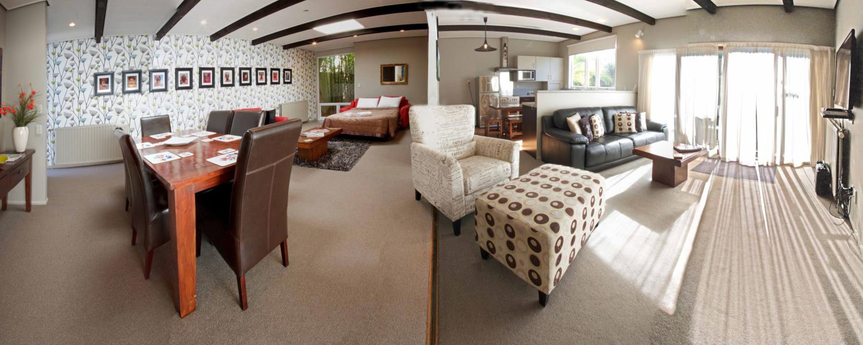Four-Bedroom Apartment with Terrace - Photo 3