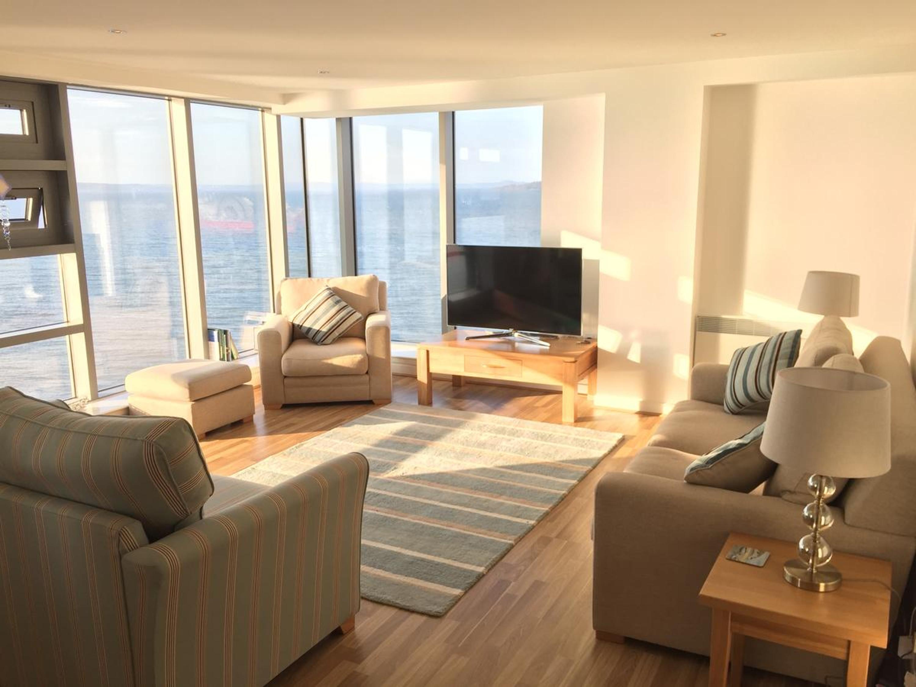 Luxury Apartment with Sea View and Balcony - Photo 1