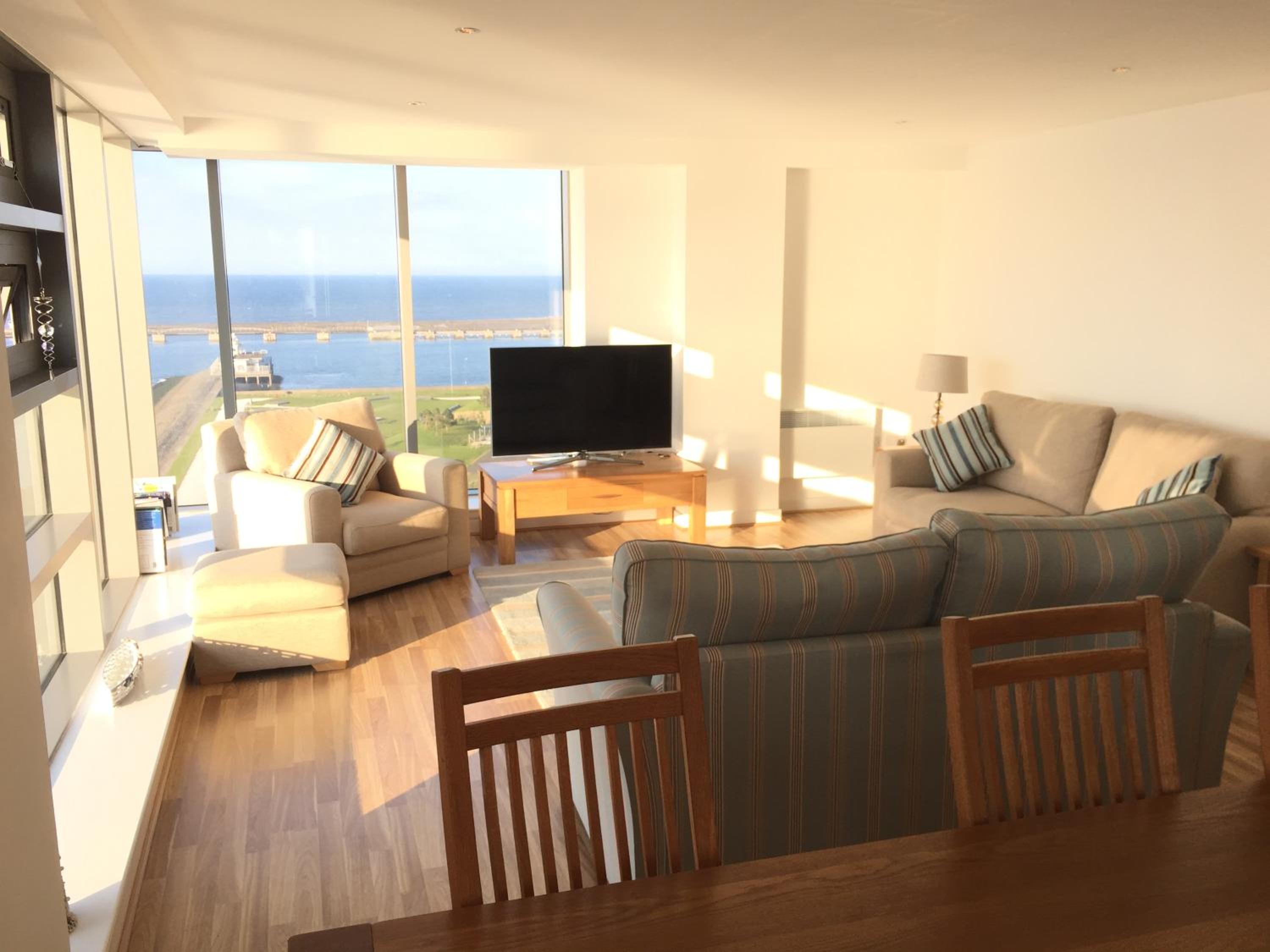 Luxury Apartment with Sea View and Balcony - Photo 15