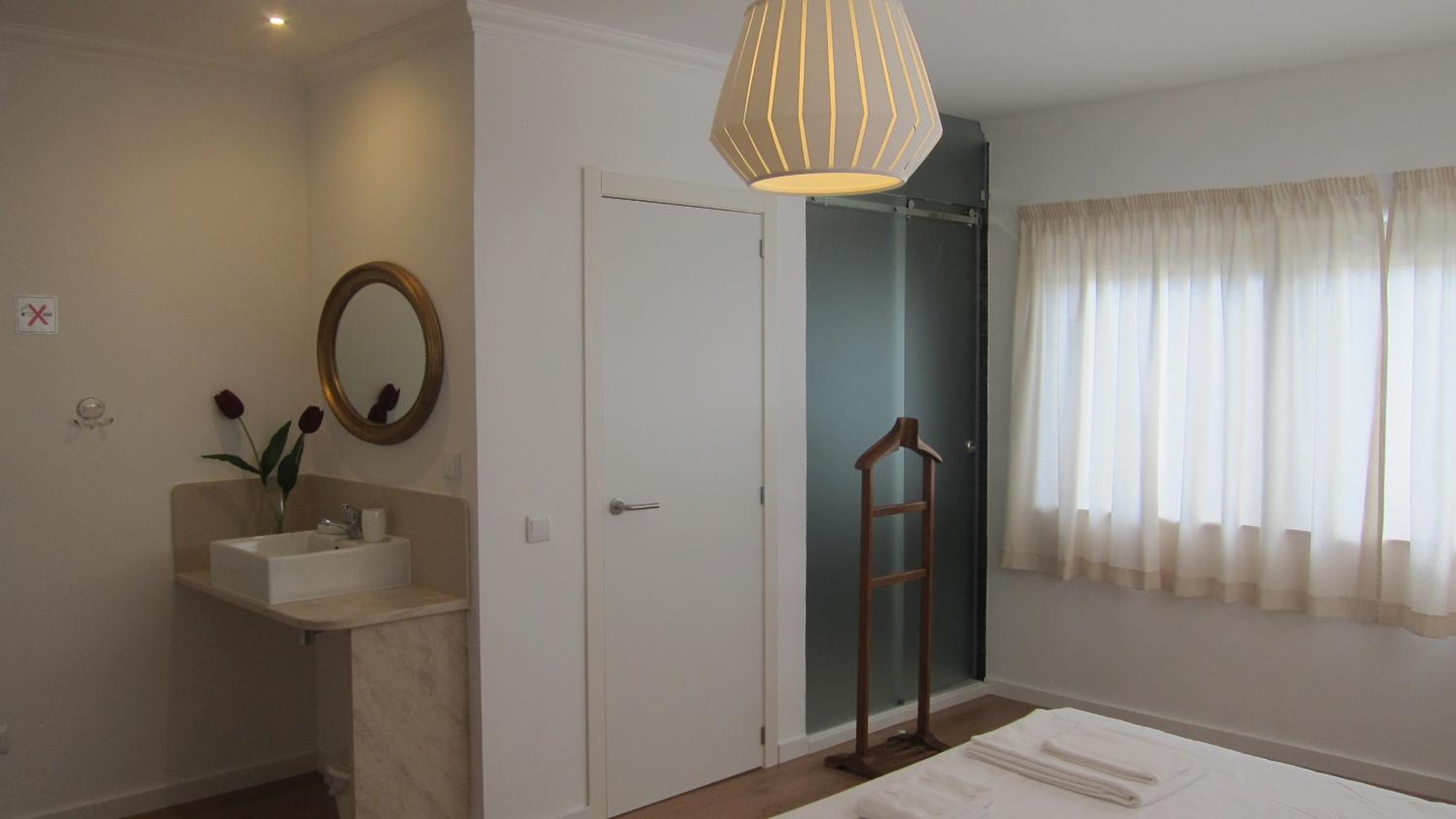 Deluxe Double Room with Balcony - Photo 5