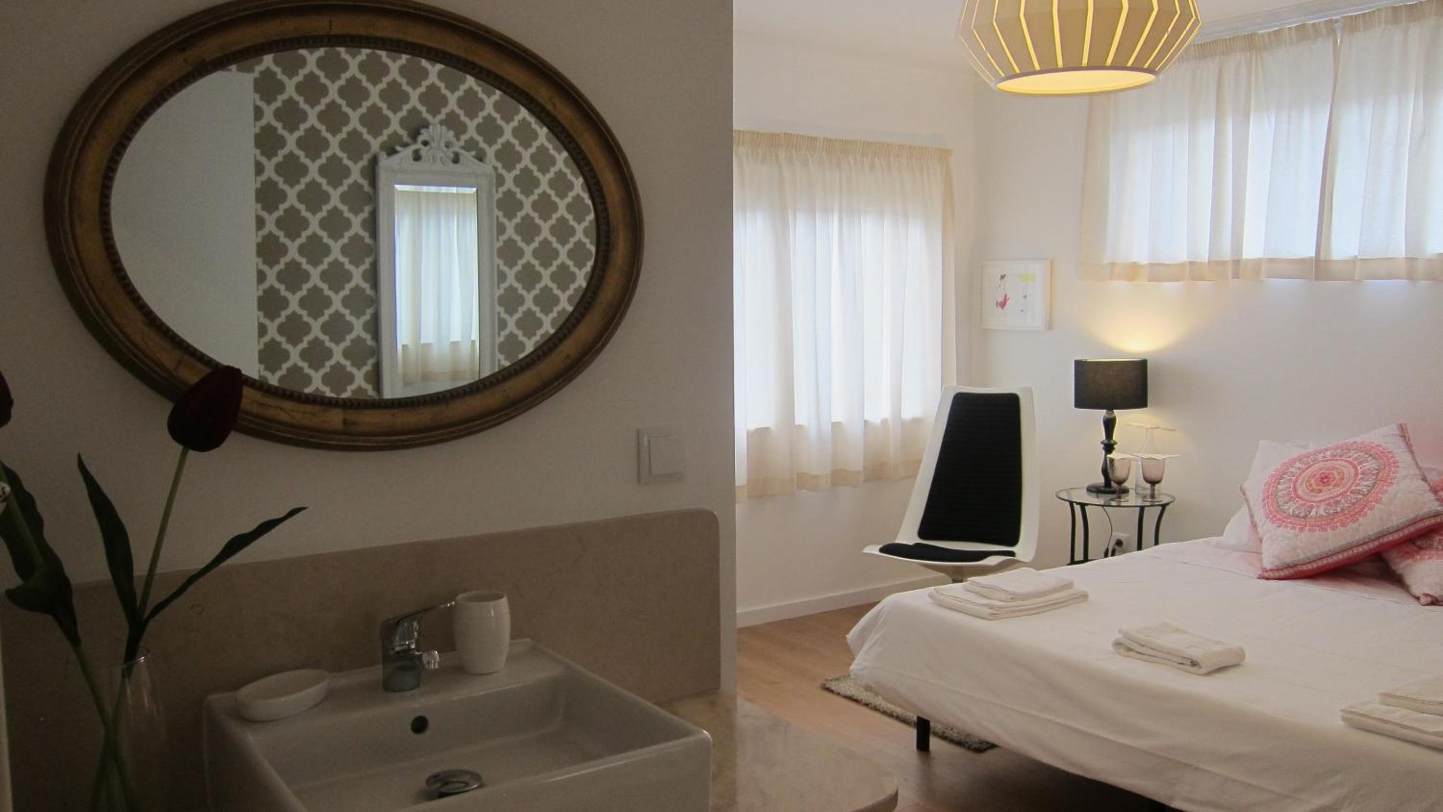 Deluxe Double Room with Balcony - Photo 4